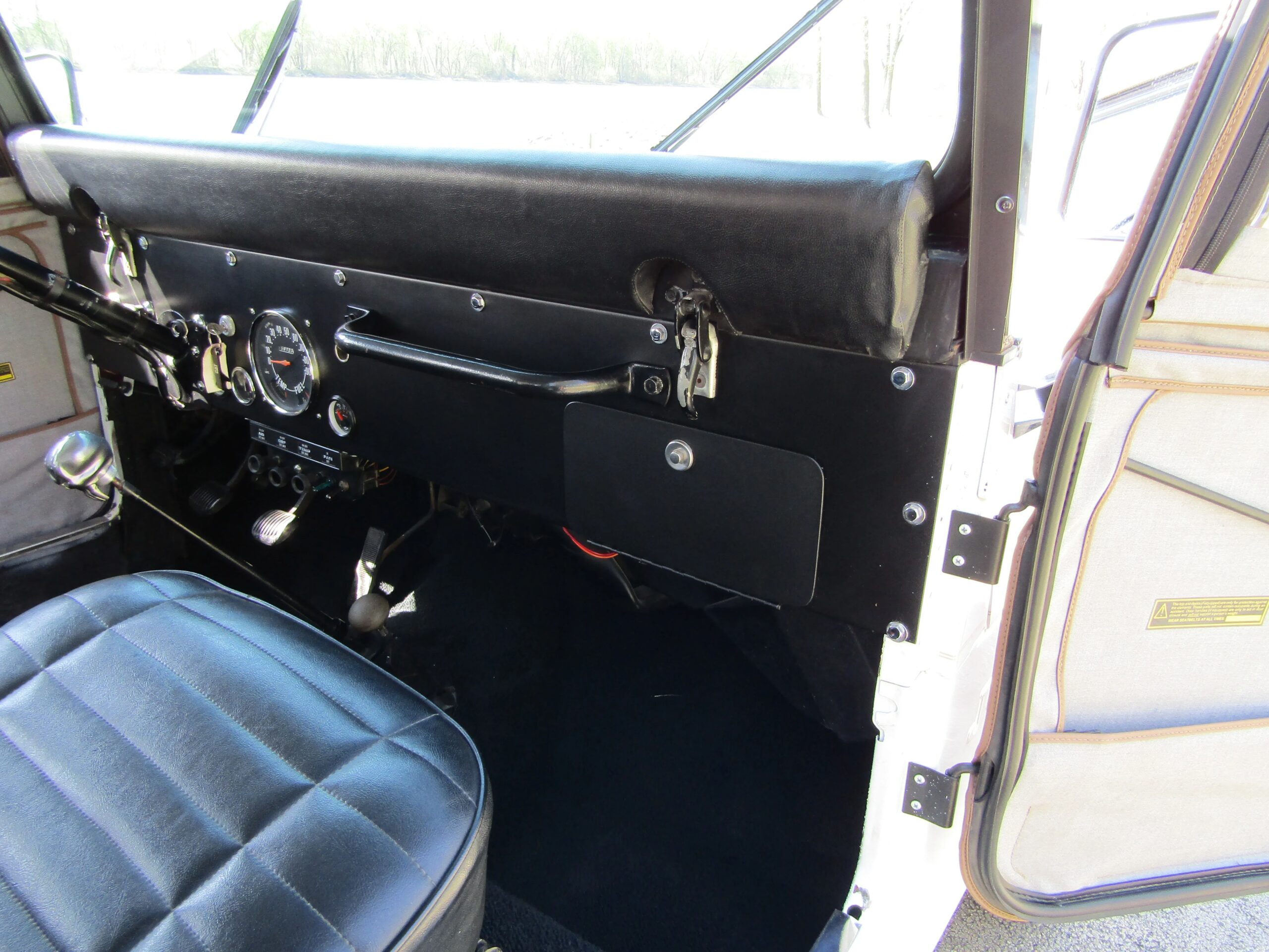 Jeep-Cj-5-1973-White-Black-35
