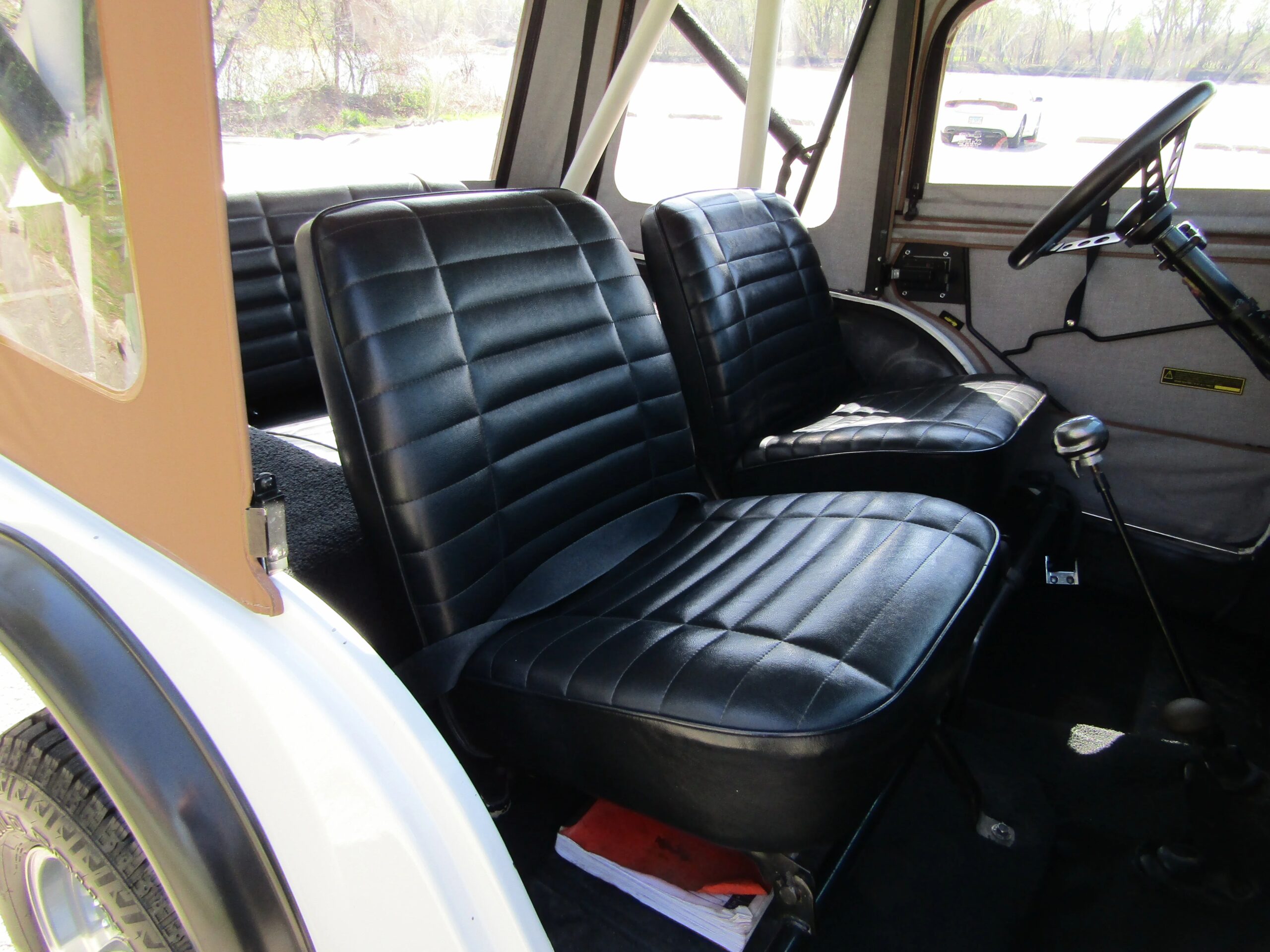 Jeep-Cj-5-1973-White-Black-36