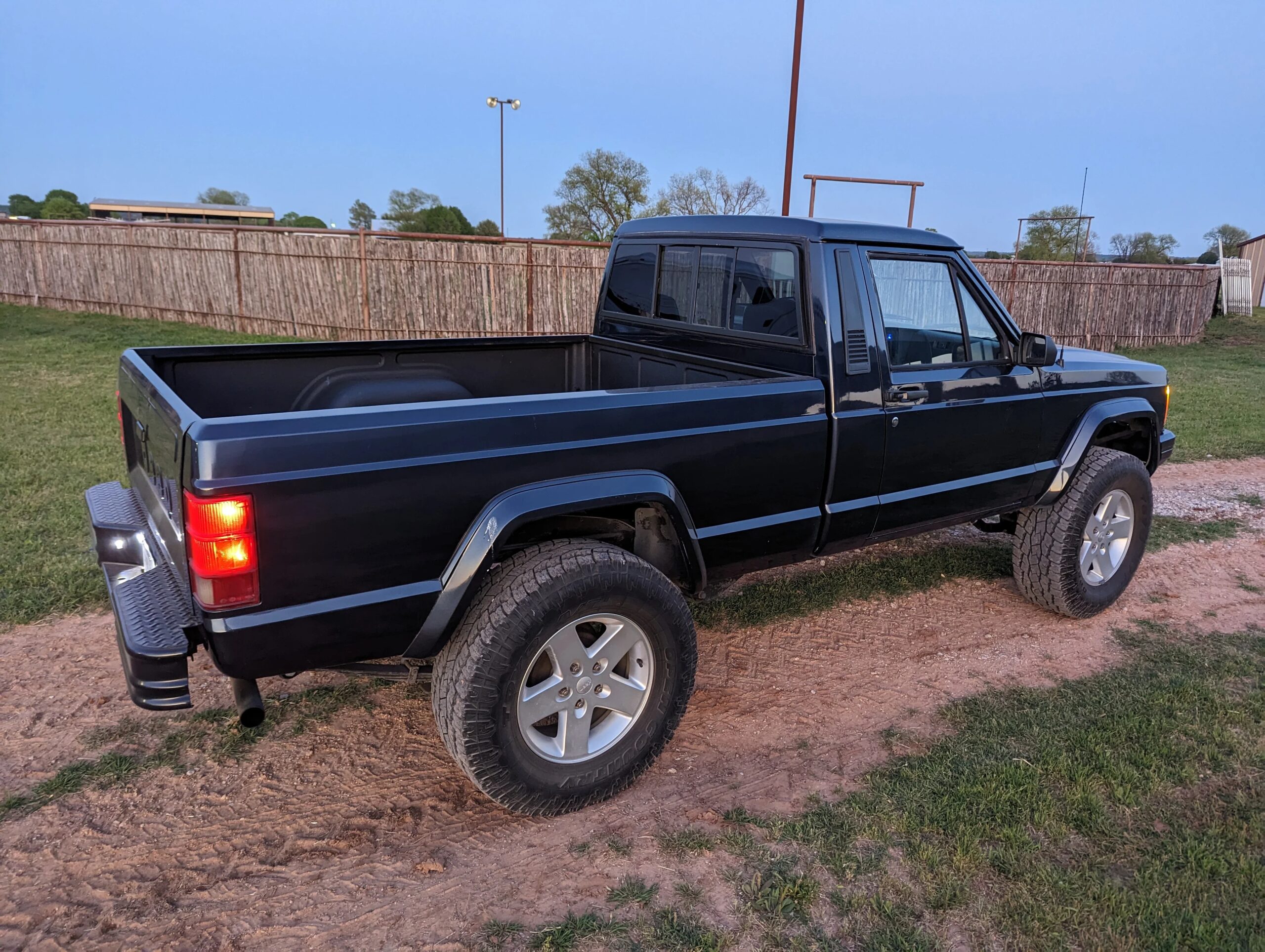 Jeep-Comanche-2wd-pioneer-1988-Blue-1