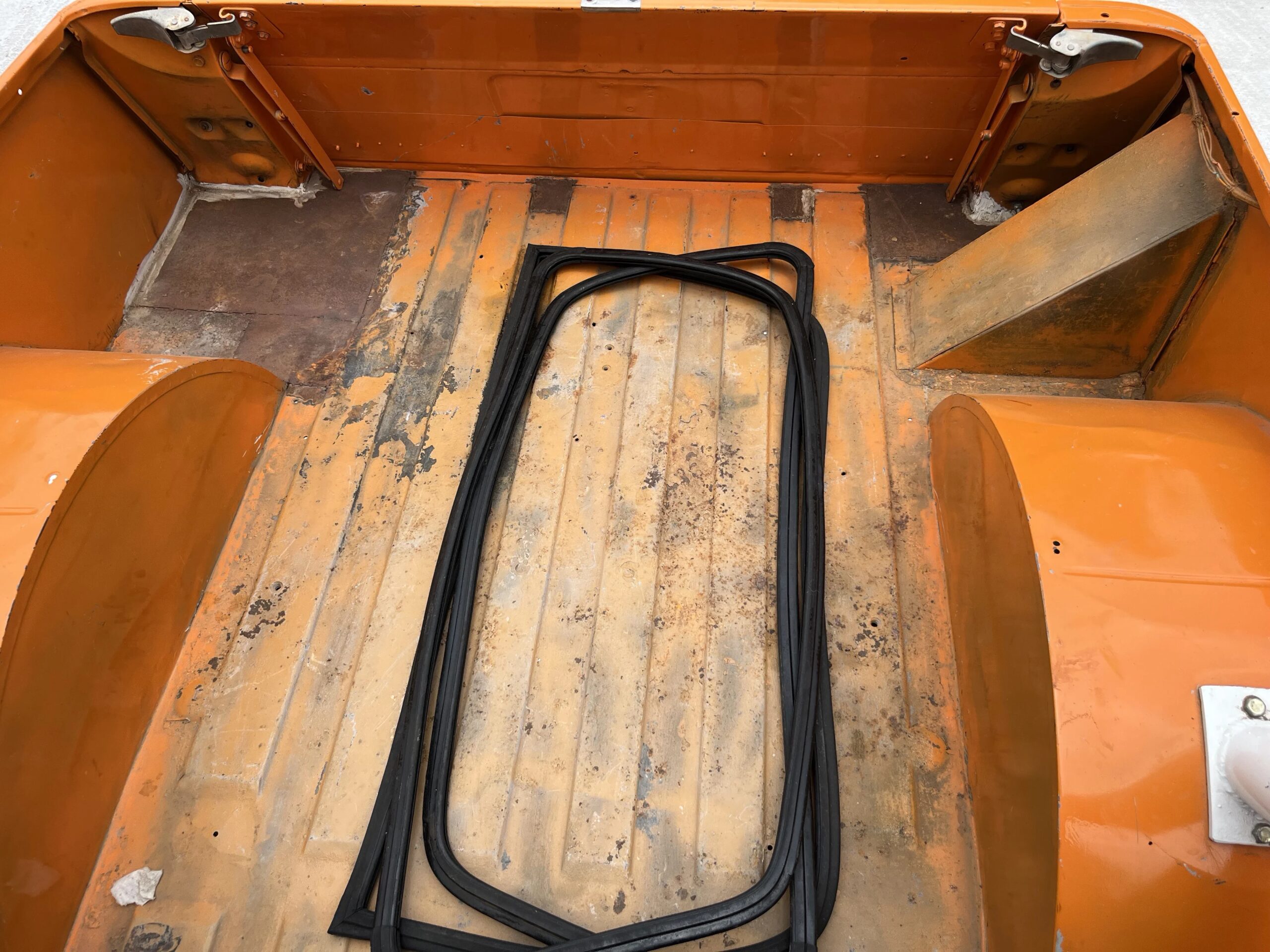 Jeep-Commando-1971-Orange-Orange-17