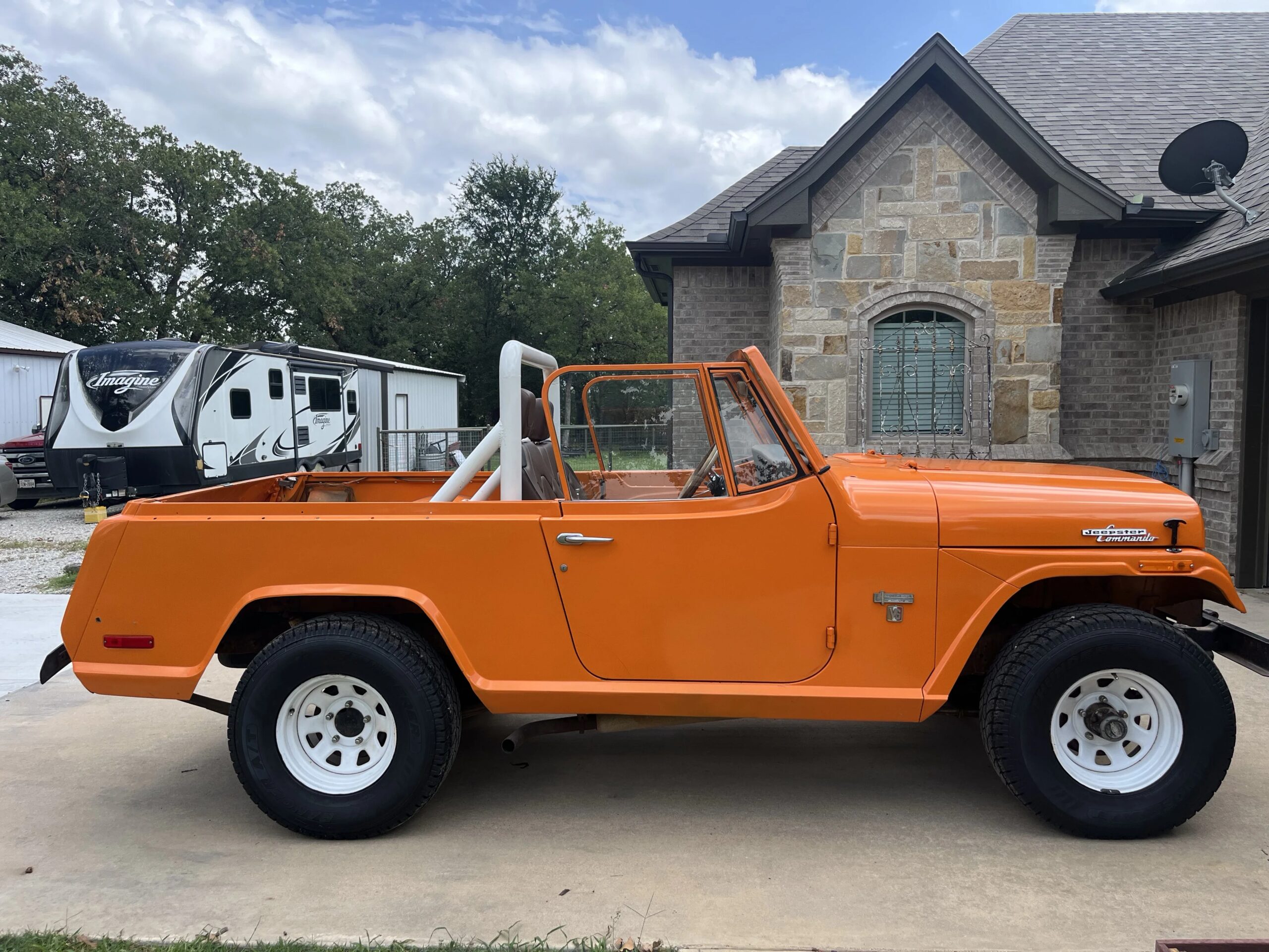Jeep-Commando-1971-Orange-Orange