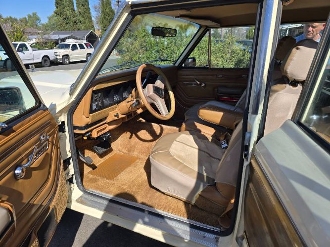 Jeep-Grand-wagoneer-1986-Custom-9