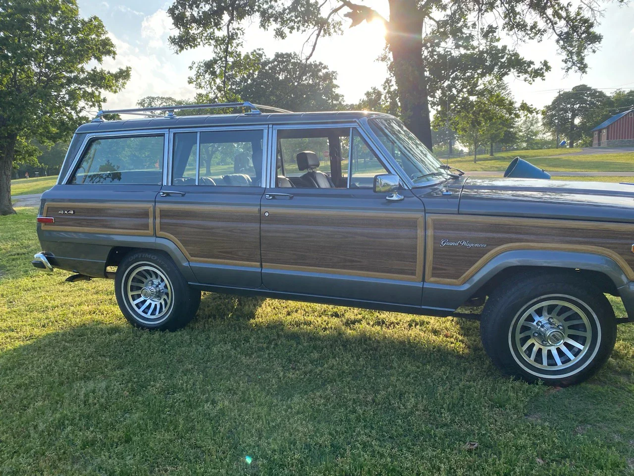 Jeep-Grand-wagoneer-1989-Charcoal-Burgundy-1
