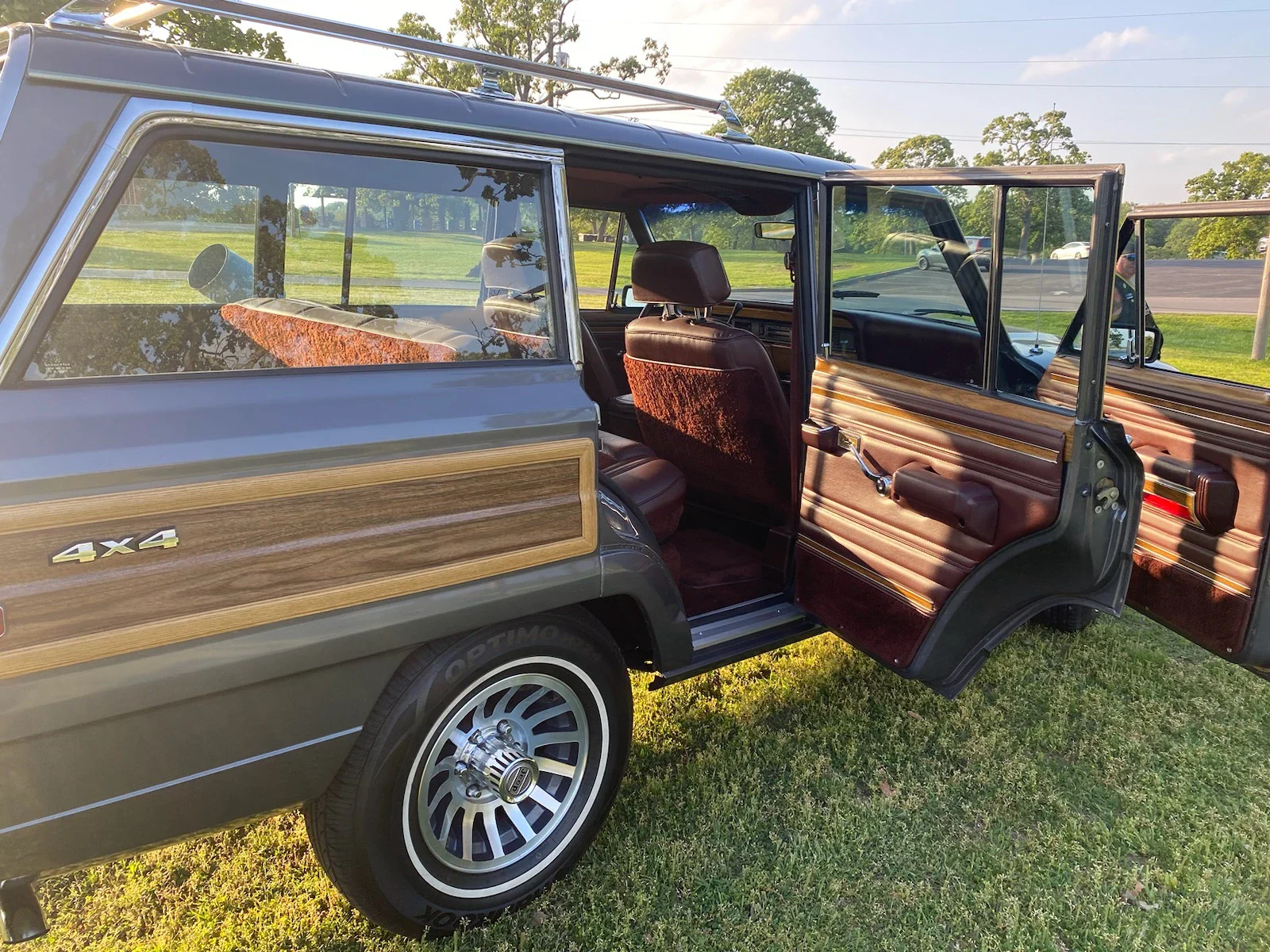 Jeep-Grand-wagoneer-1989-Charcoal-Burgundy-11