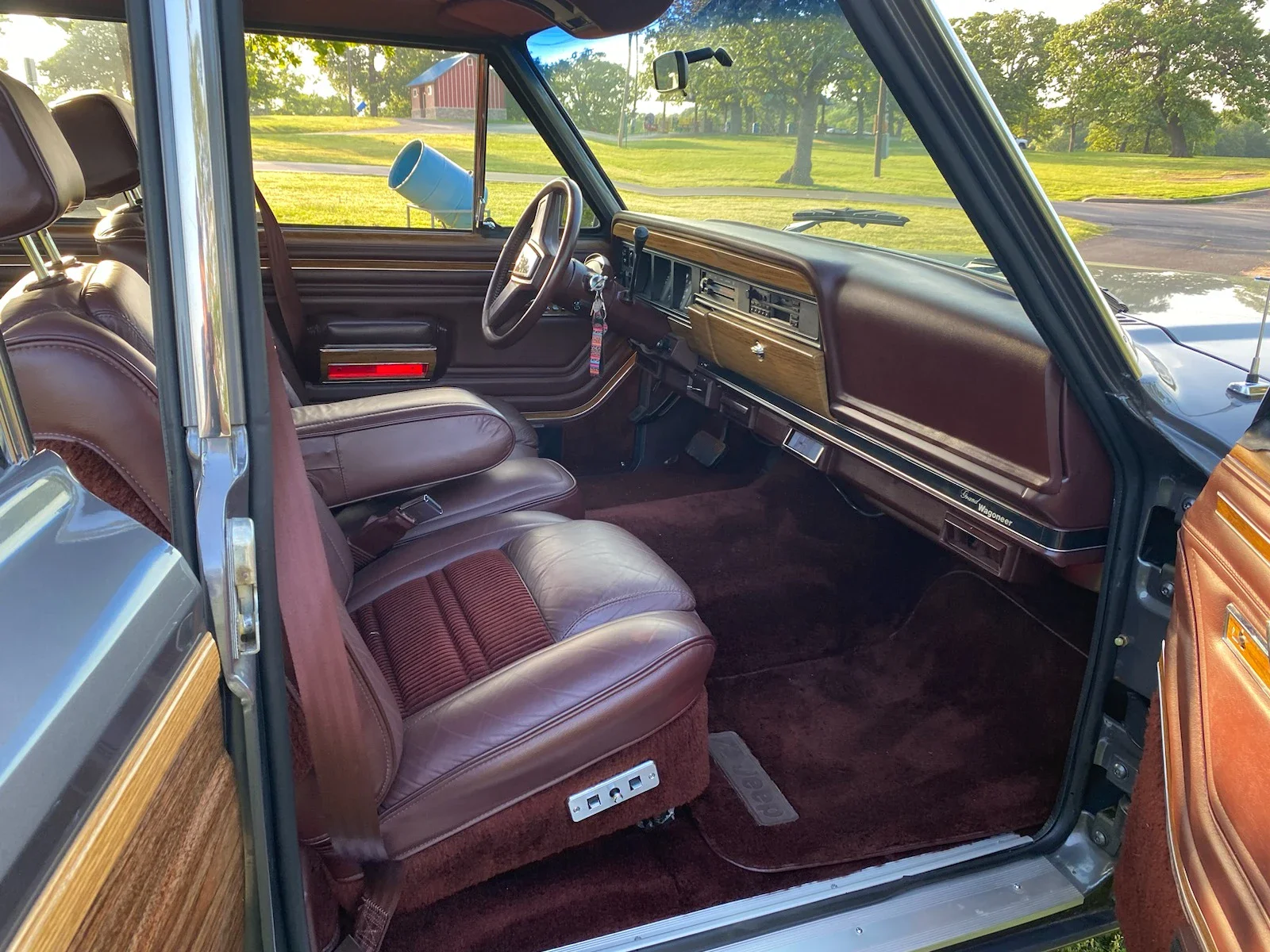 Jeep-Grand-wagoneer-1989-Charcoal-Burgundy-15