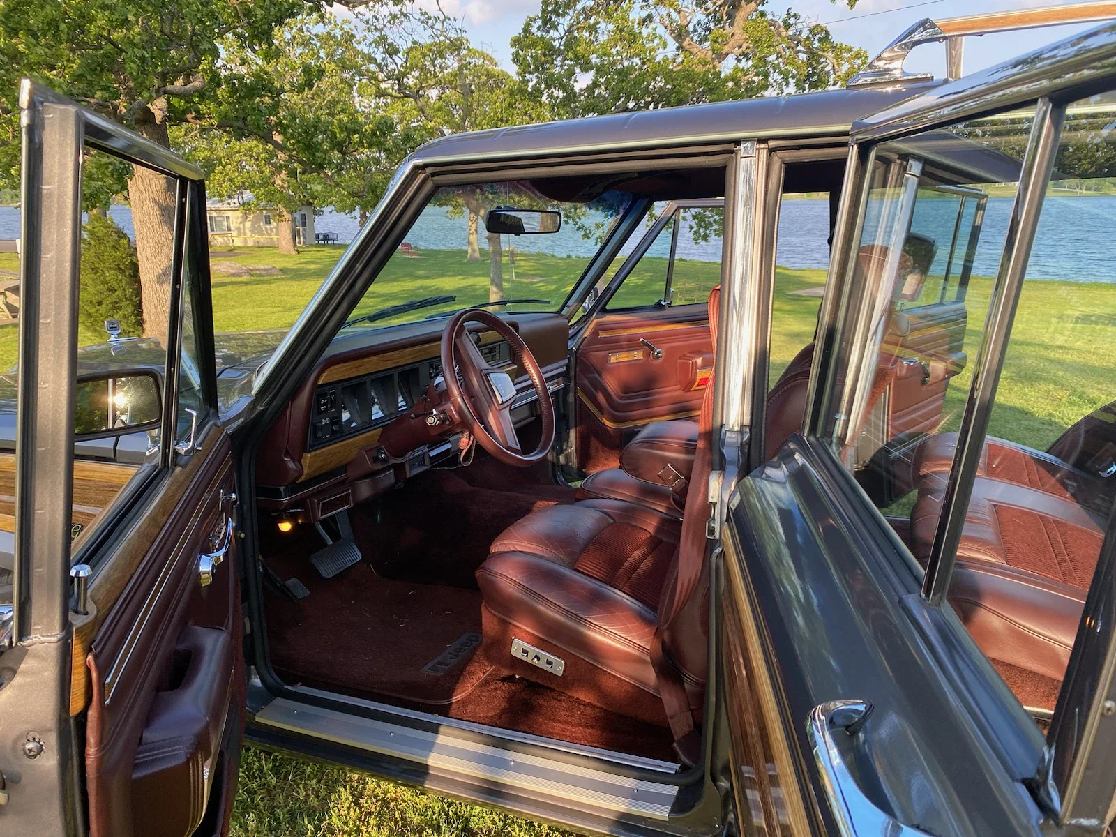 Jeep-Grand-wagoneer-1989-Charcoal-Burgundy-2