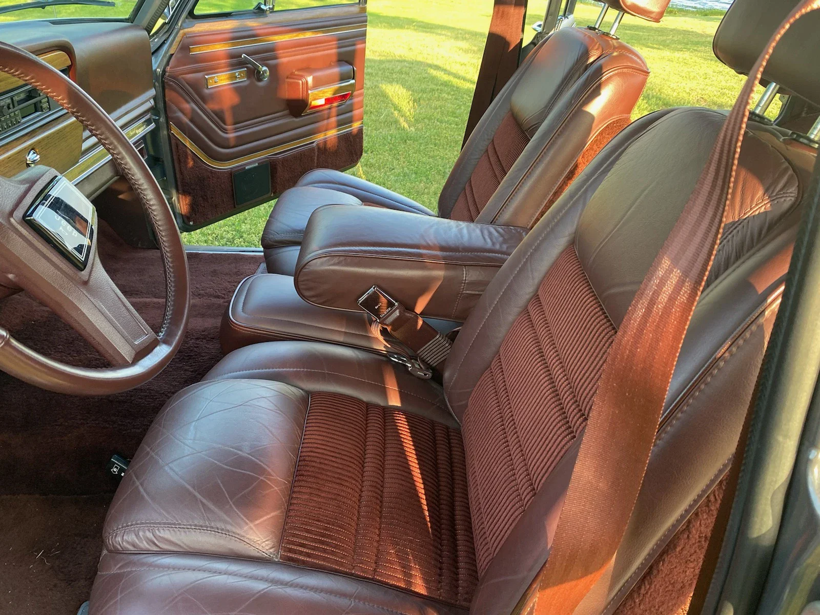 Jeep-Grand-wagoneer-1989-Charcoal-Burgundy-21