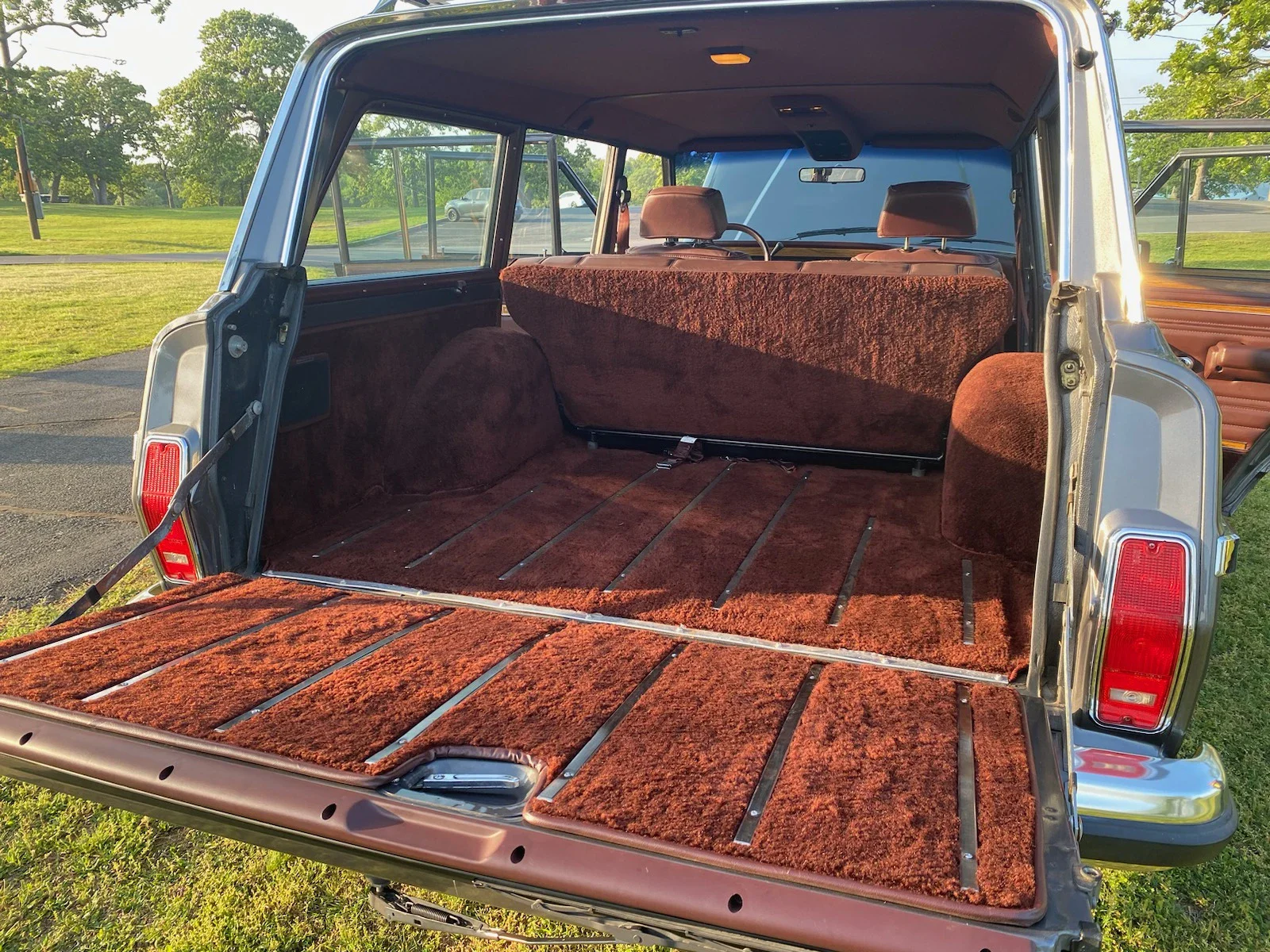Jeep-Grand-wagoneer-1989-Charcoal-Burgundy-24