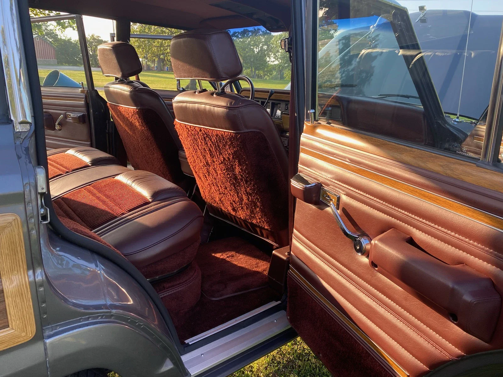 Jeep-Grand-wagoneer-1989-Charcoal-Burgundy-26