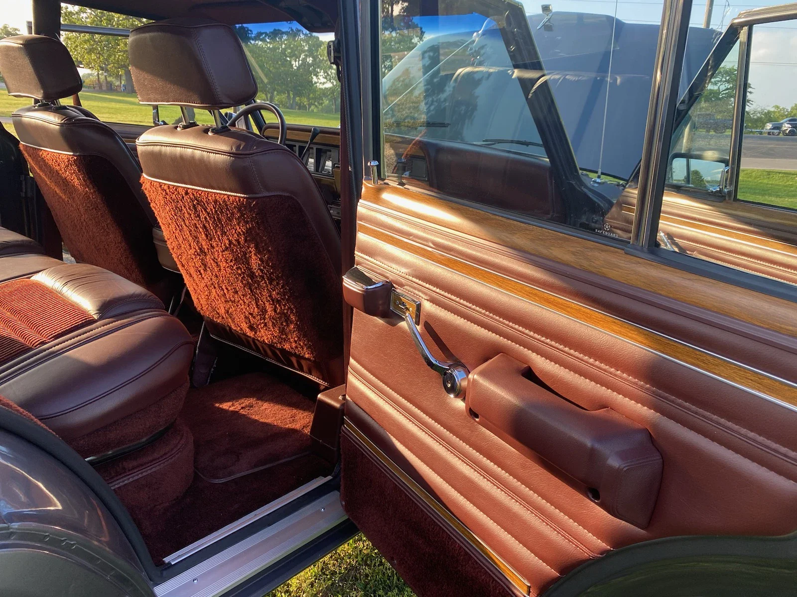 Jeep-Grand-wagoneer-1989-Charcoal-Burgundy-27
