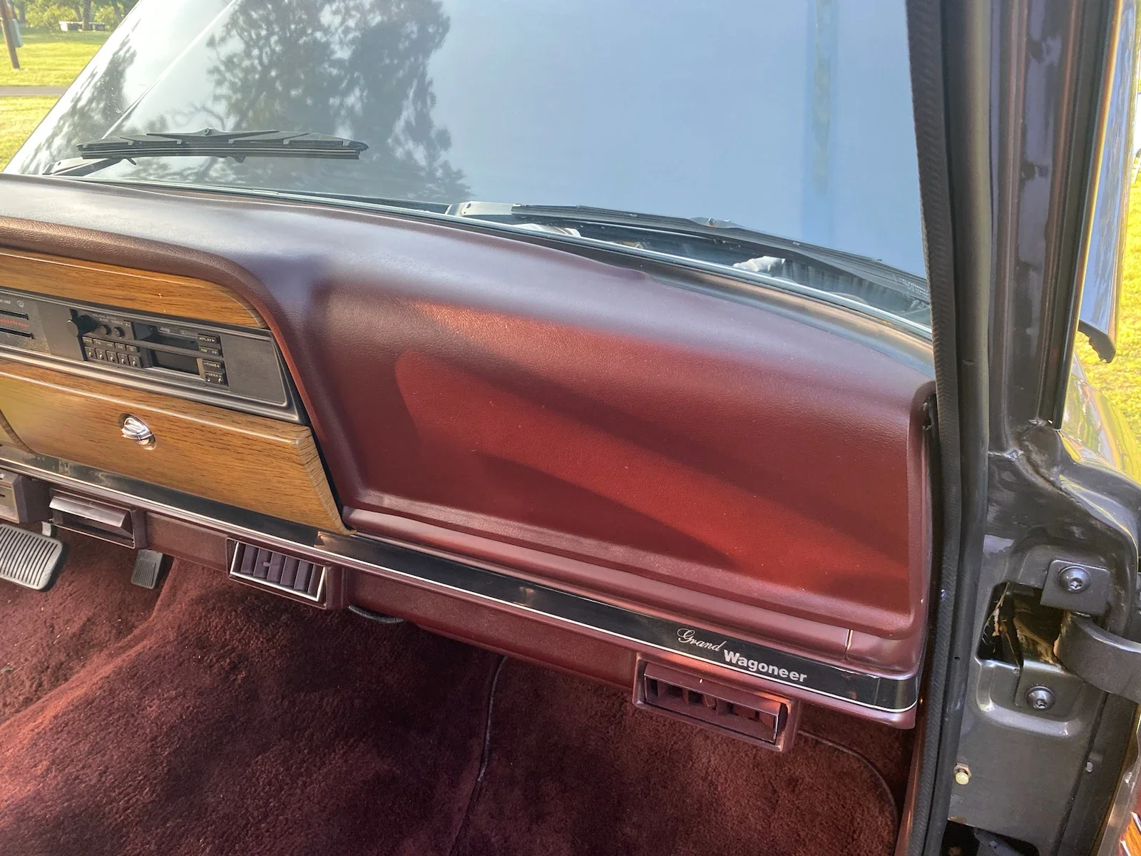 Jeep-Grand-wagoneer-1989-Charcoal-Burgundy-28