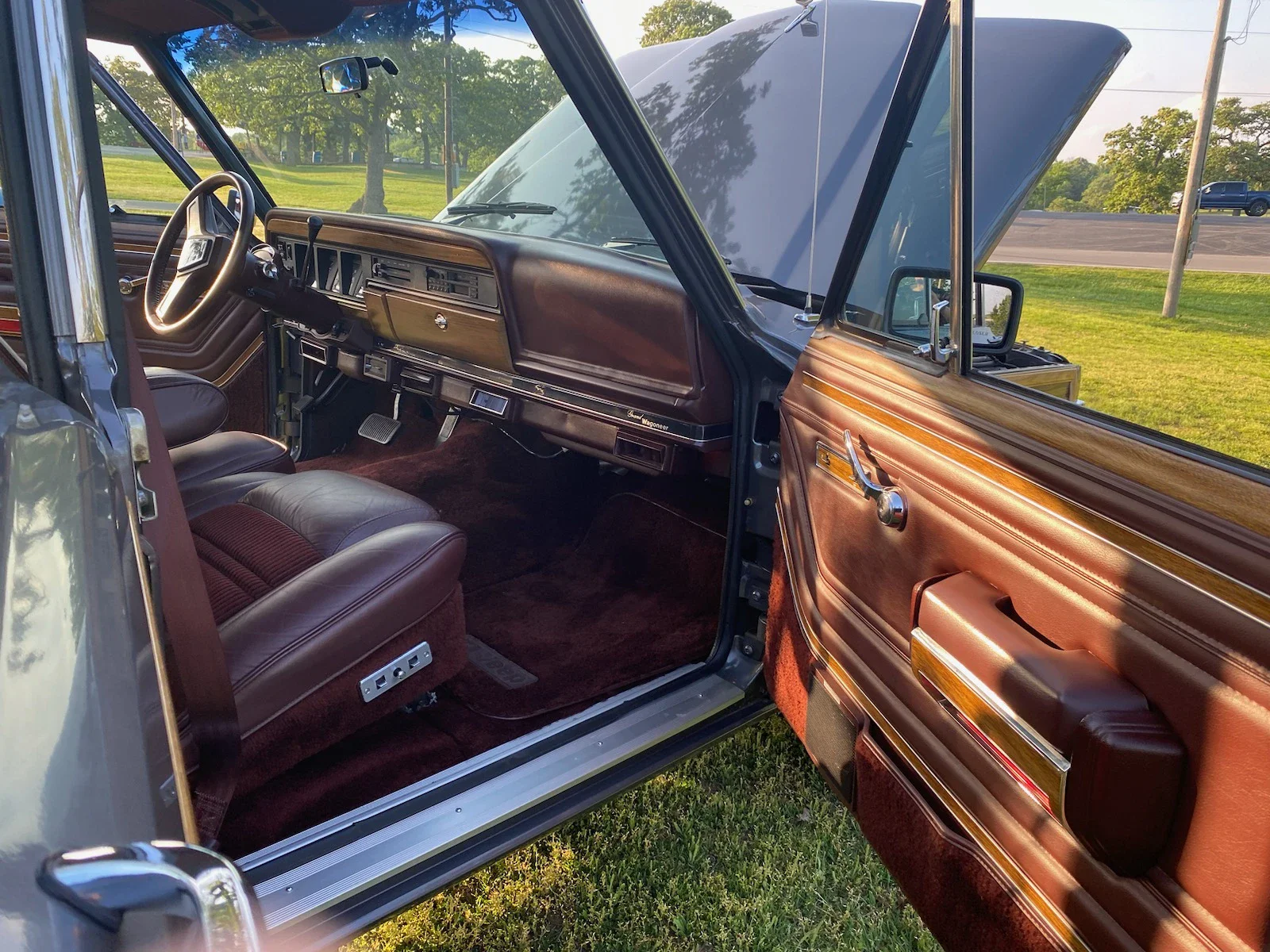 Jeep-Grand-wagoneer-1989-Charcoal-Burgundy-29