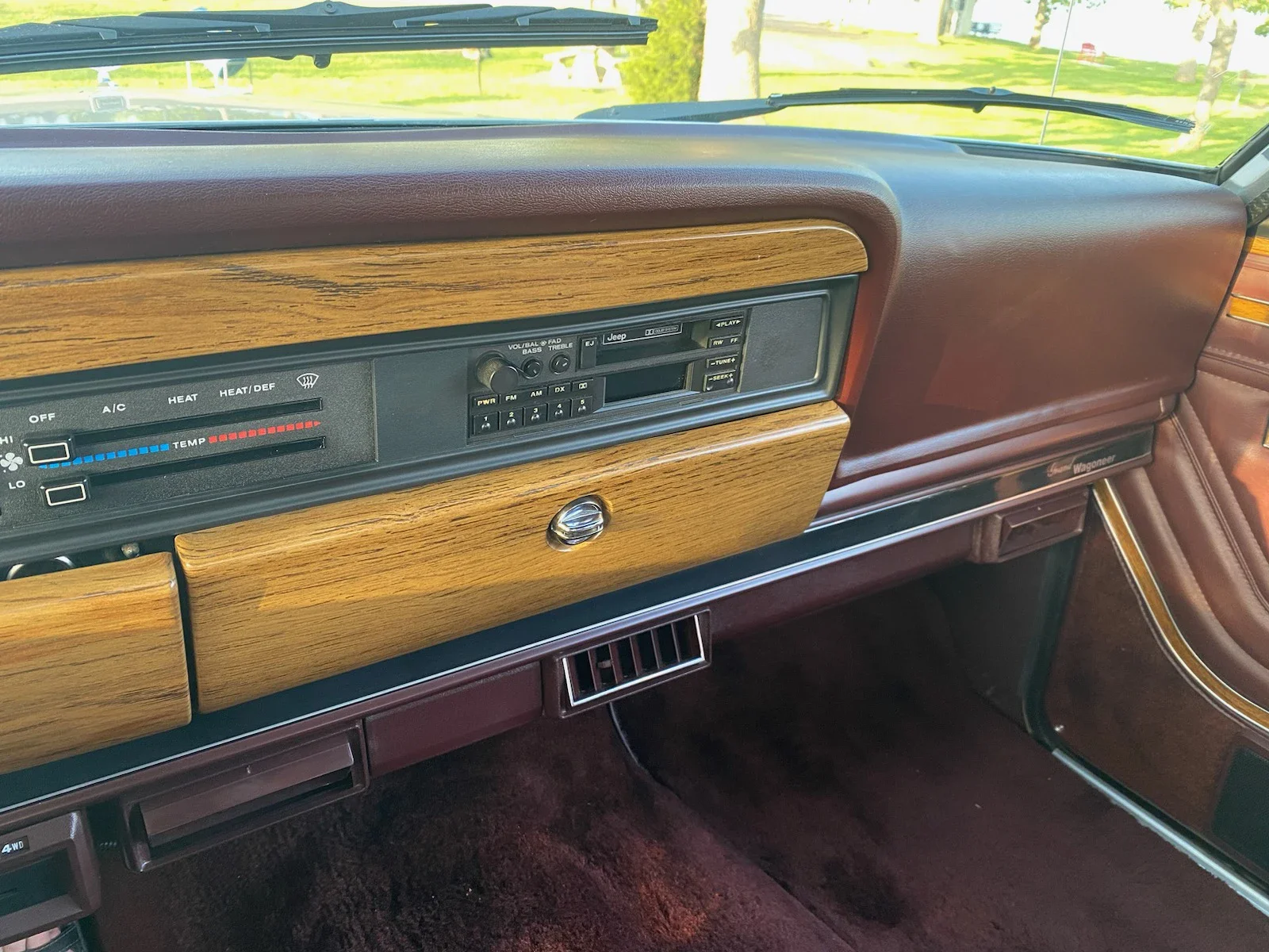 Jeep-Grand-wagoneer-1989-Charcoal-Burgundy-33
