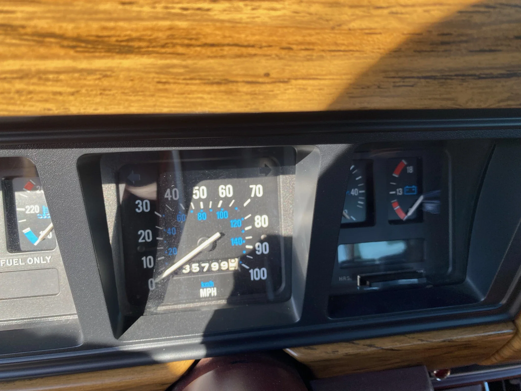 Jeep-Grand-wagoneer-1989-Charcoal-Burgundy-47