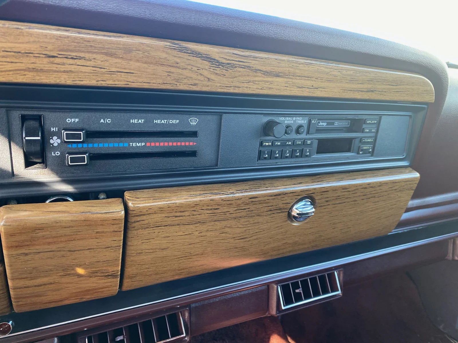 Jeep-Grand-wagoneer-1989-Charcoal-Burgundy-48