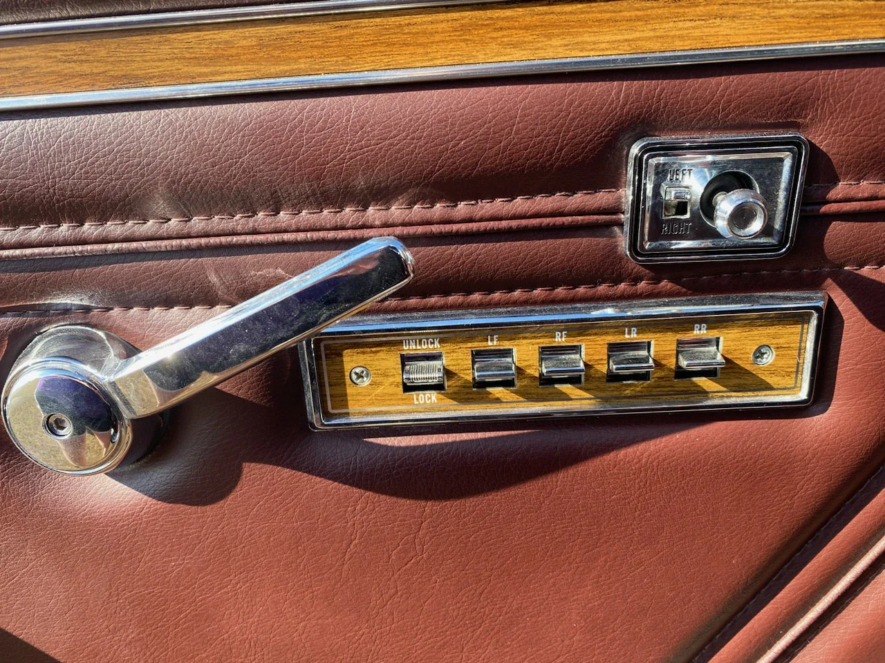 Jeep-Grand-wagoneer-1989-Charcoal-Burgundy-50