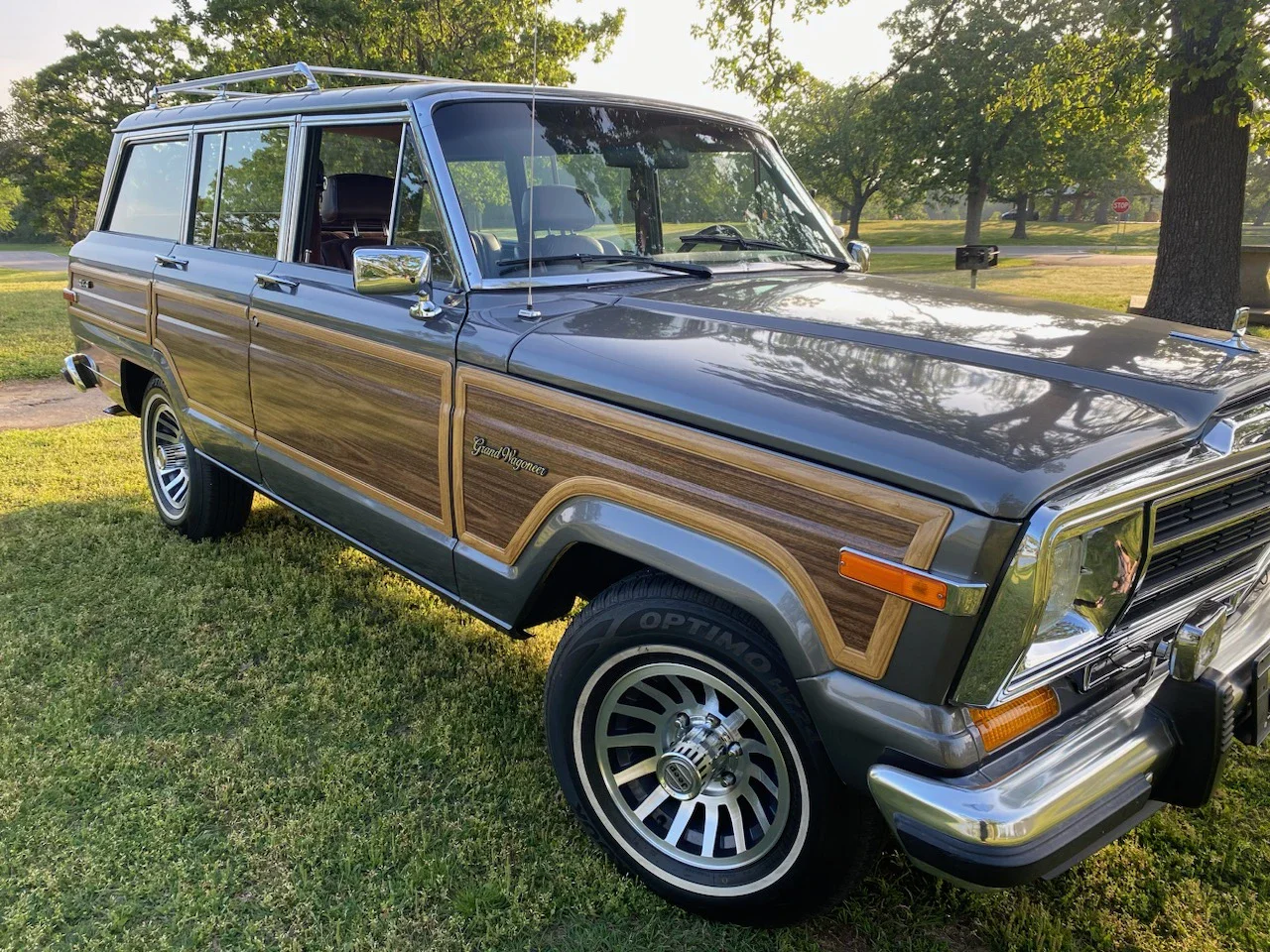 Jeep-Grand-wagoneer-1989-Charcoal-Burgundy-54