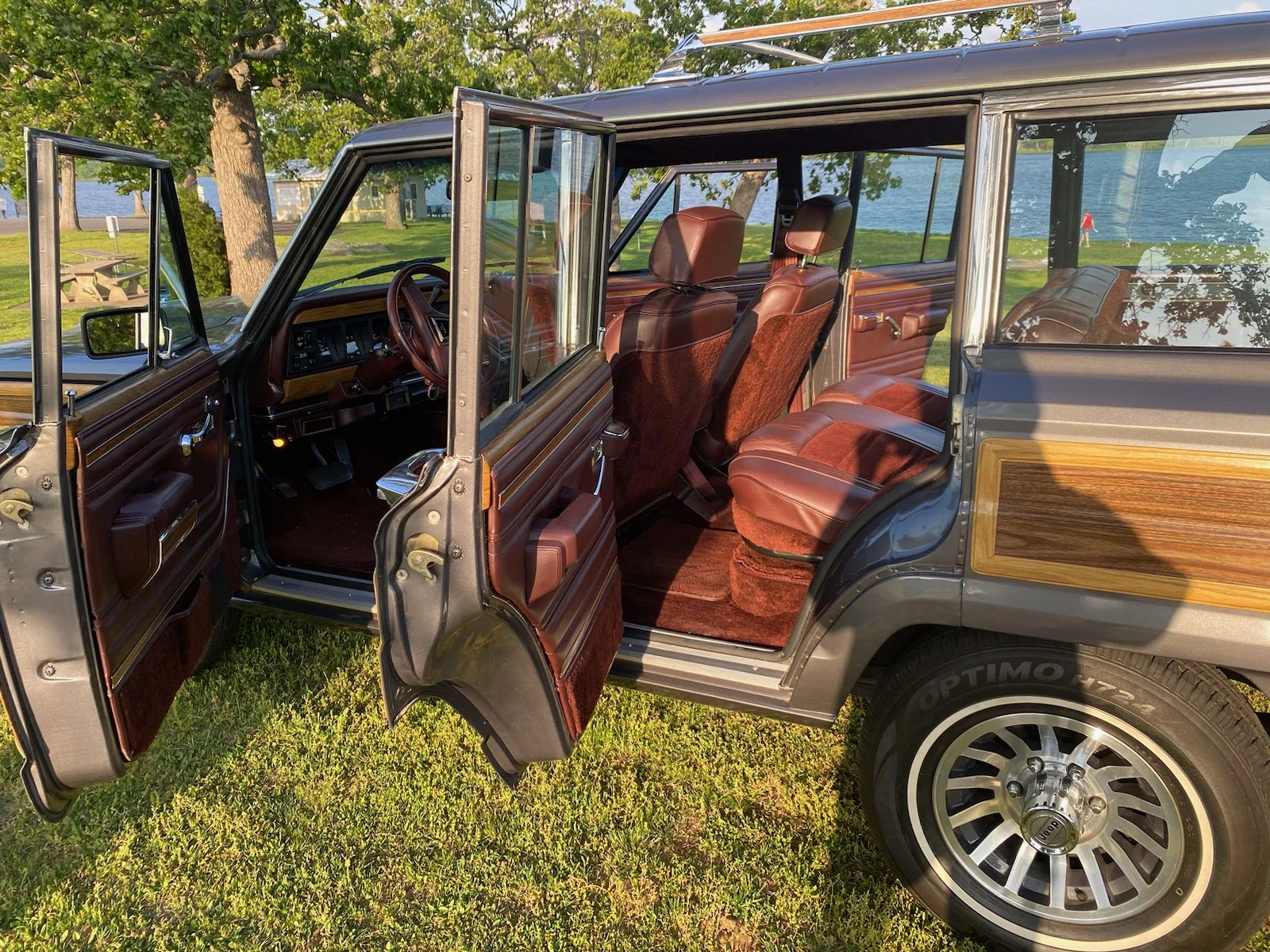 Jeep-Grand-wagoneer-1989-Charcoal-Burgundy-55