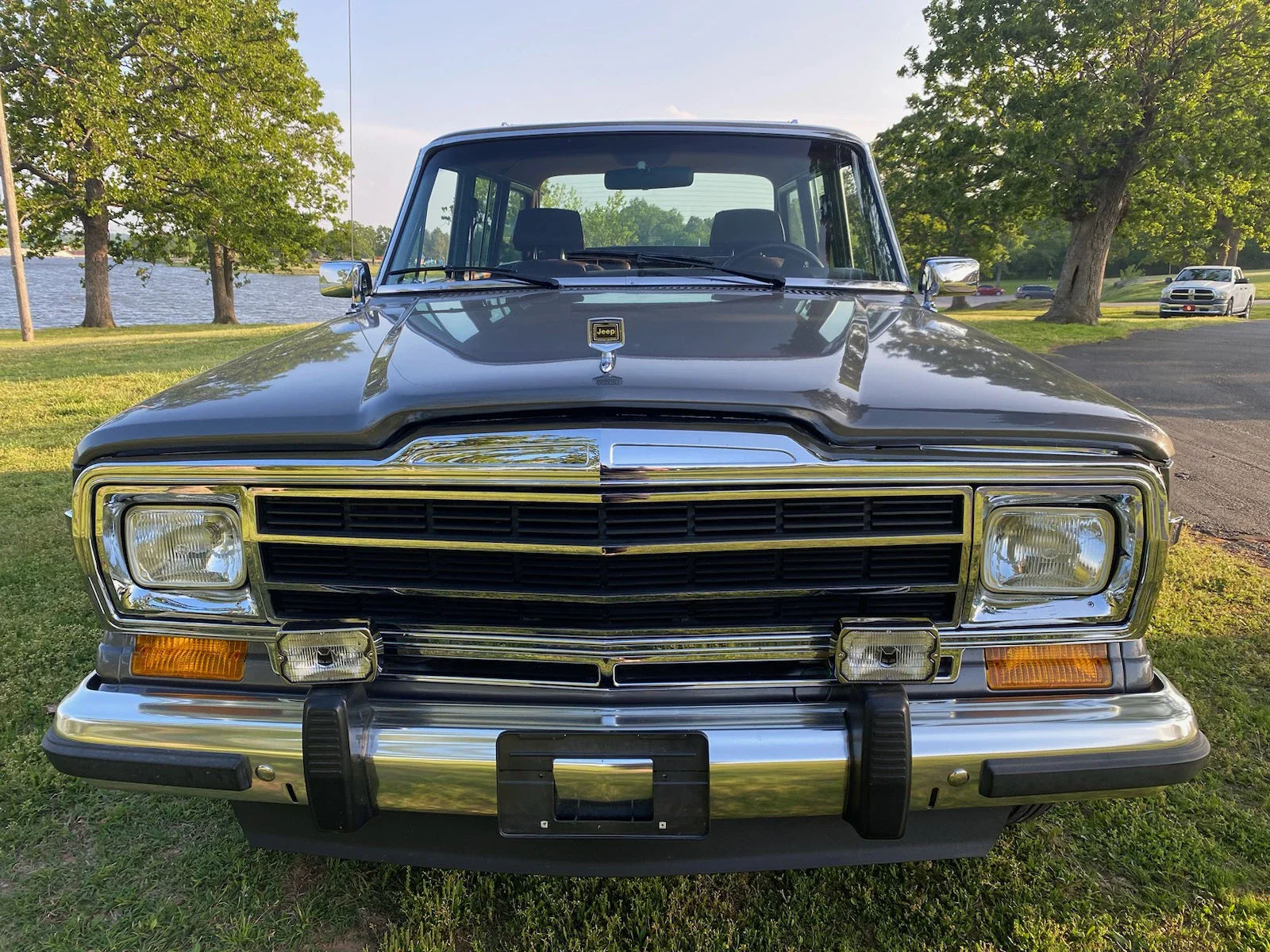 Jeep-Grand-wagoneer-1989-Charcoal-Burgundy-9