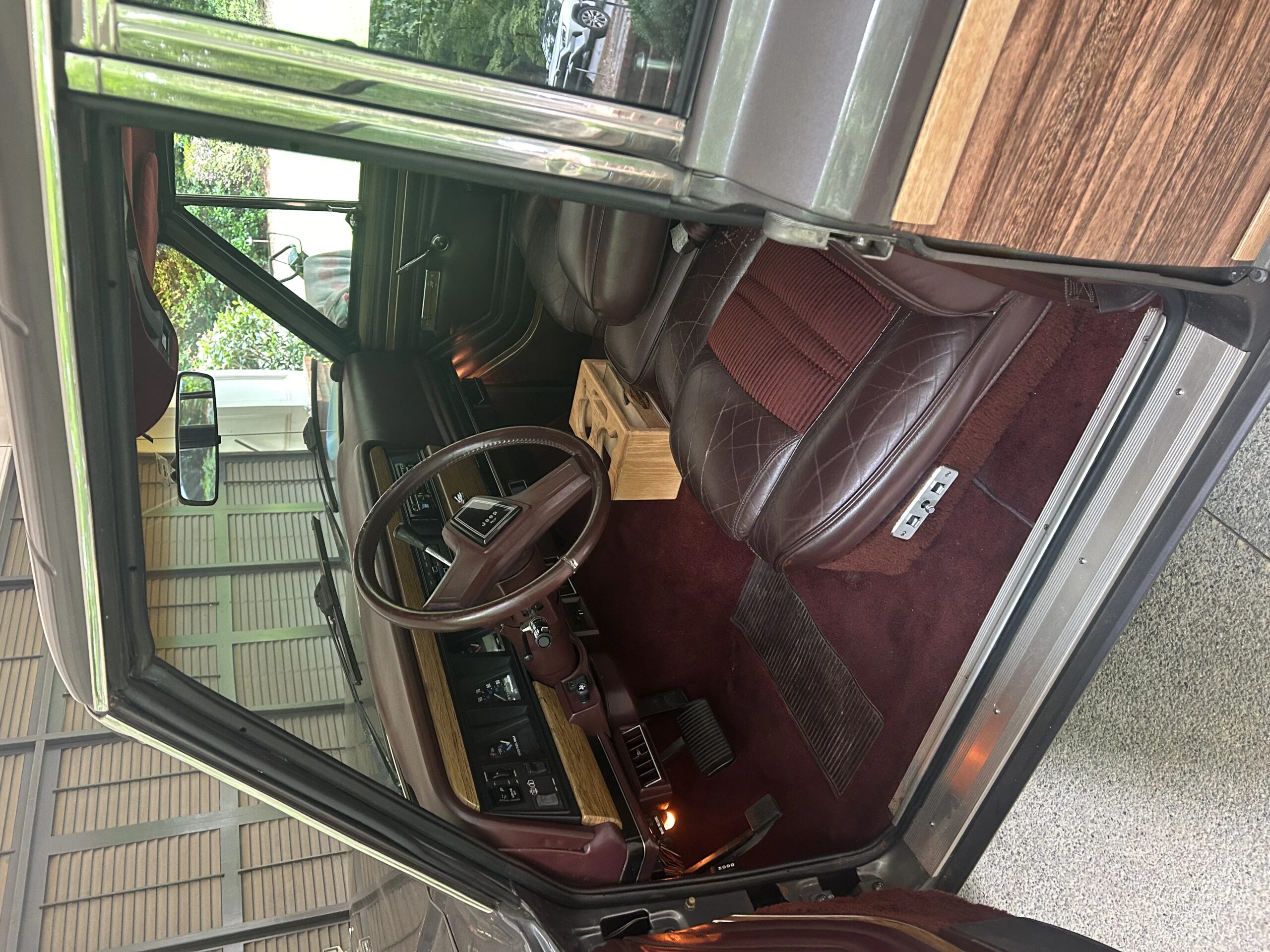 Jeep-Grand-wagoneer-1989-Gray-Burgundy-27