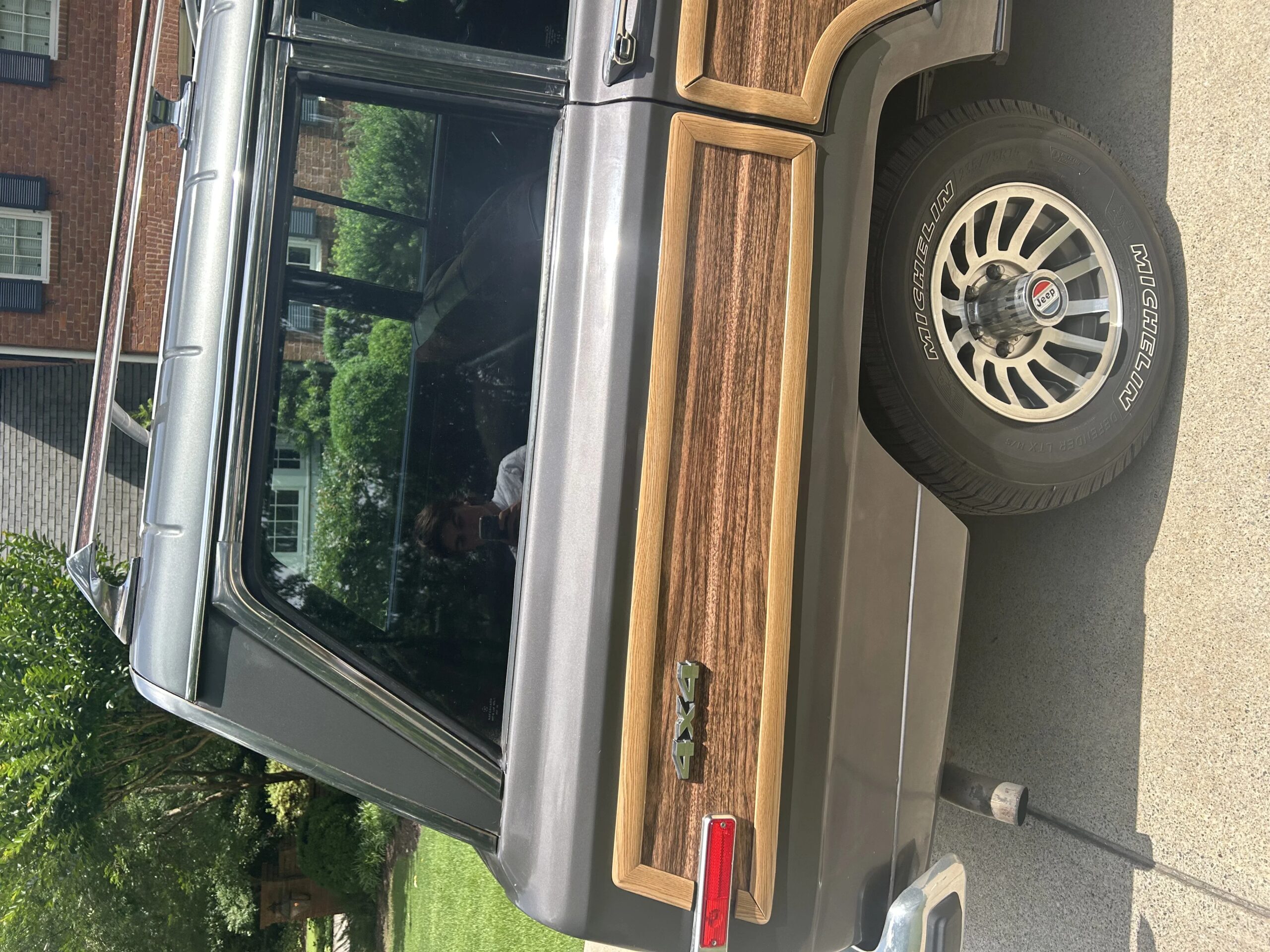 Jeep-Grand-wagoneer-1989-Gray-Burgundy-32