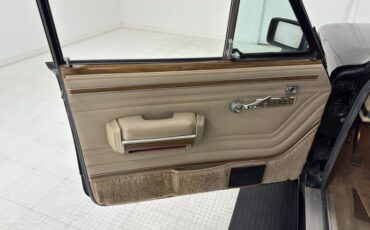 Jeep-Grand-wagoneer-1991-Black-Beige-32