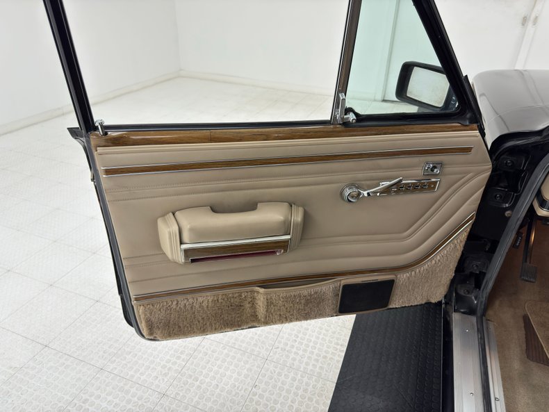 Jeep-Grand-wagoneer-1991-Black-Beige-32