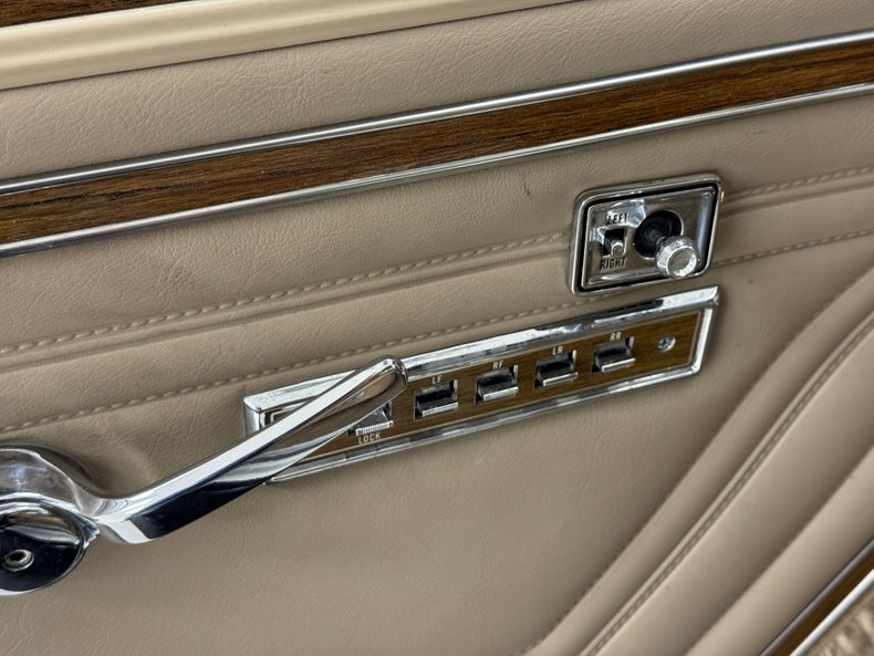 Jeep-Grand-wagoneer-1991-Black-Beige-33