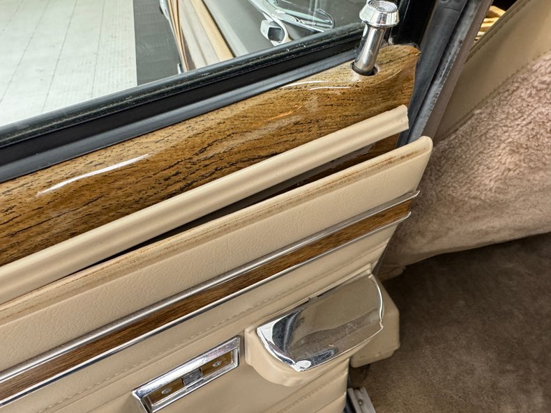 Jeep-Grand-wagoneer-1991-Black-Beige-35