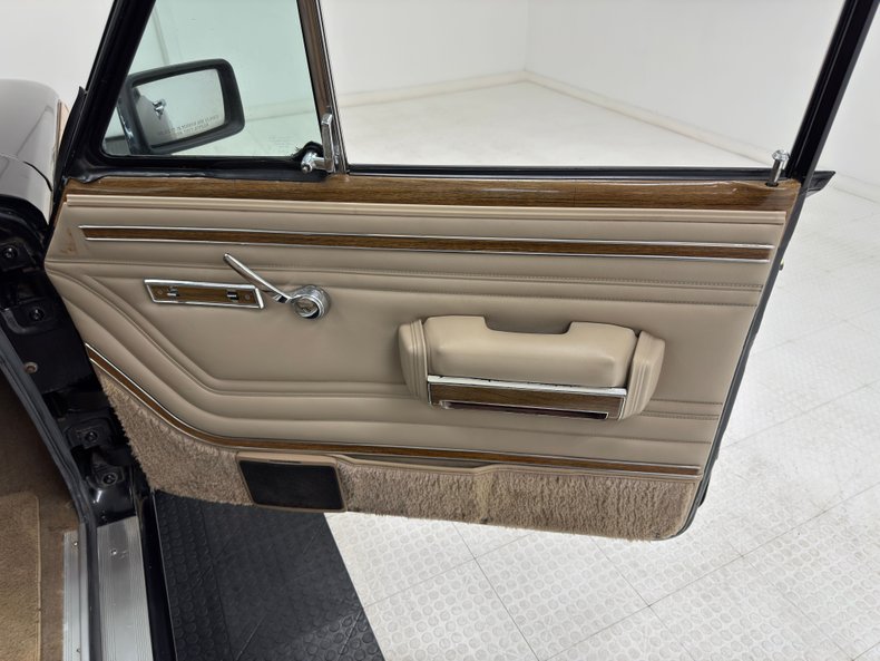 Jeep-Grand-wagoneer-1991-Black-Beige-36