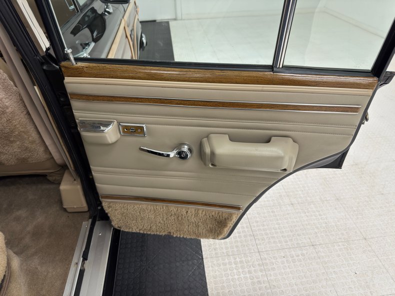 Jeep-Grand-wagoneer-1991-Black-Beige-37