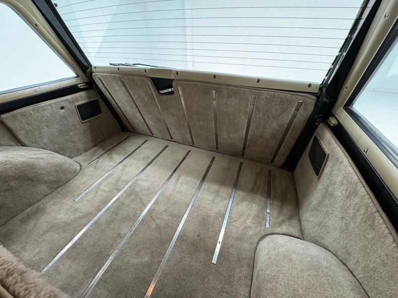 Jeep-Grand-wagoneer-1991-Black-Beige-40