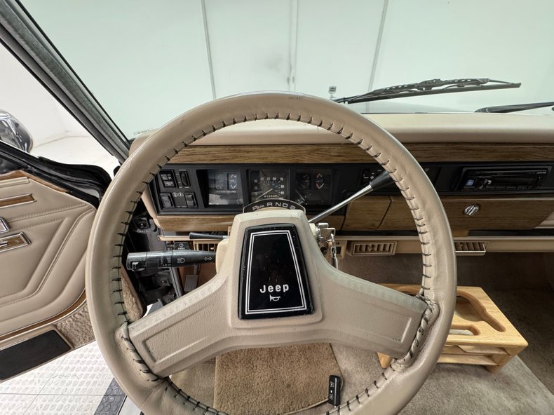 Jeep-Grand-wagoneer-1991-Black-Beige-41