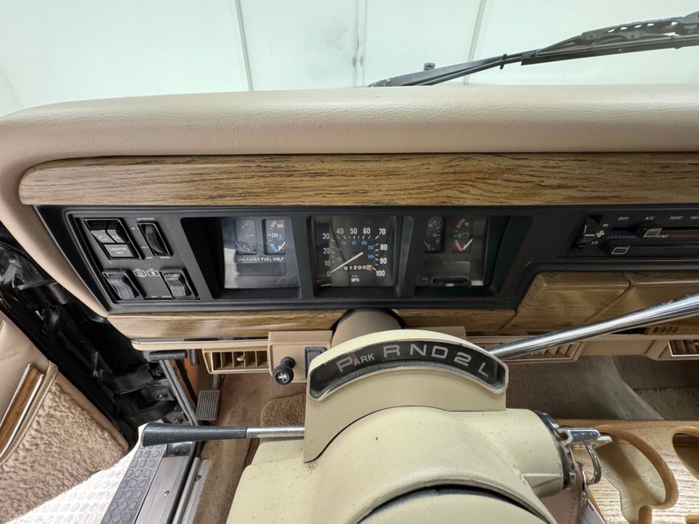 Jeep-Grand-wagoneer-1991-Black-Beige-42