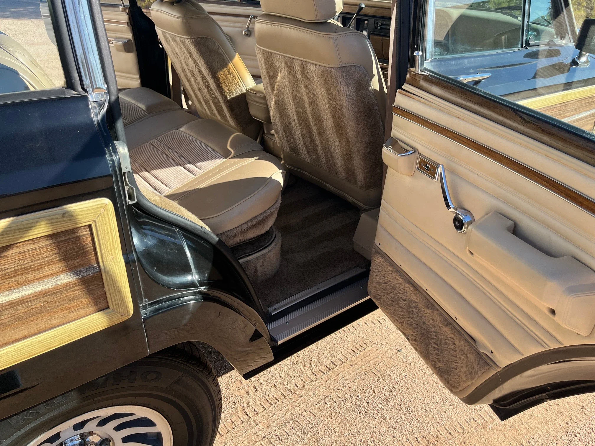 Jeep-Grand-wagoneer-1991-Black-Tan-1