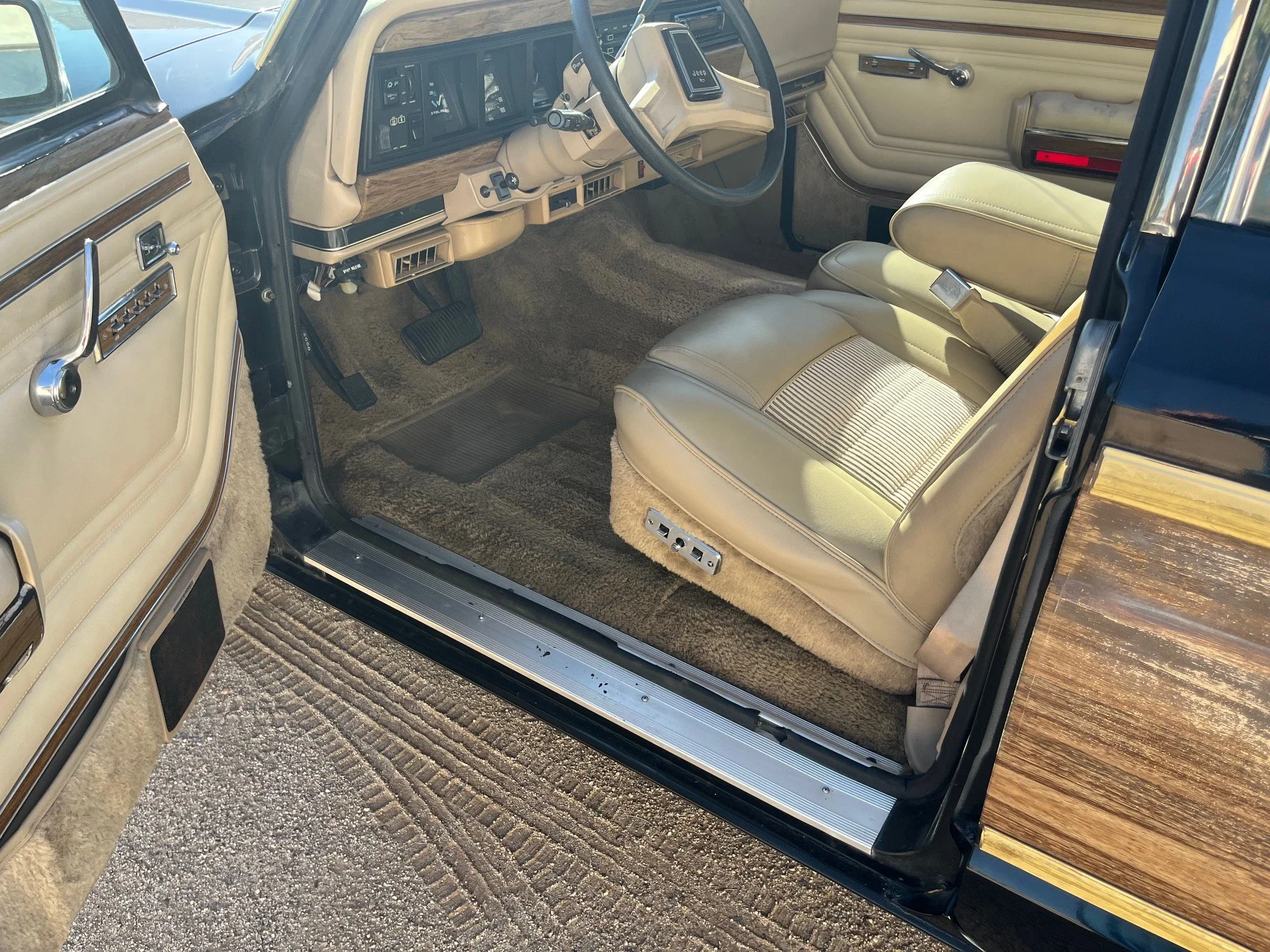 Jeep-Grand-wagoneer-1991-Black-Tan-10