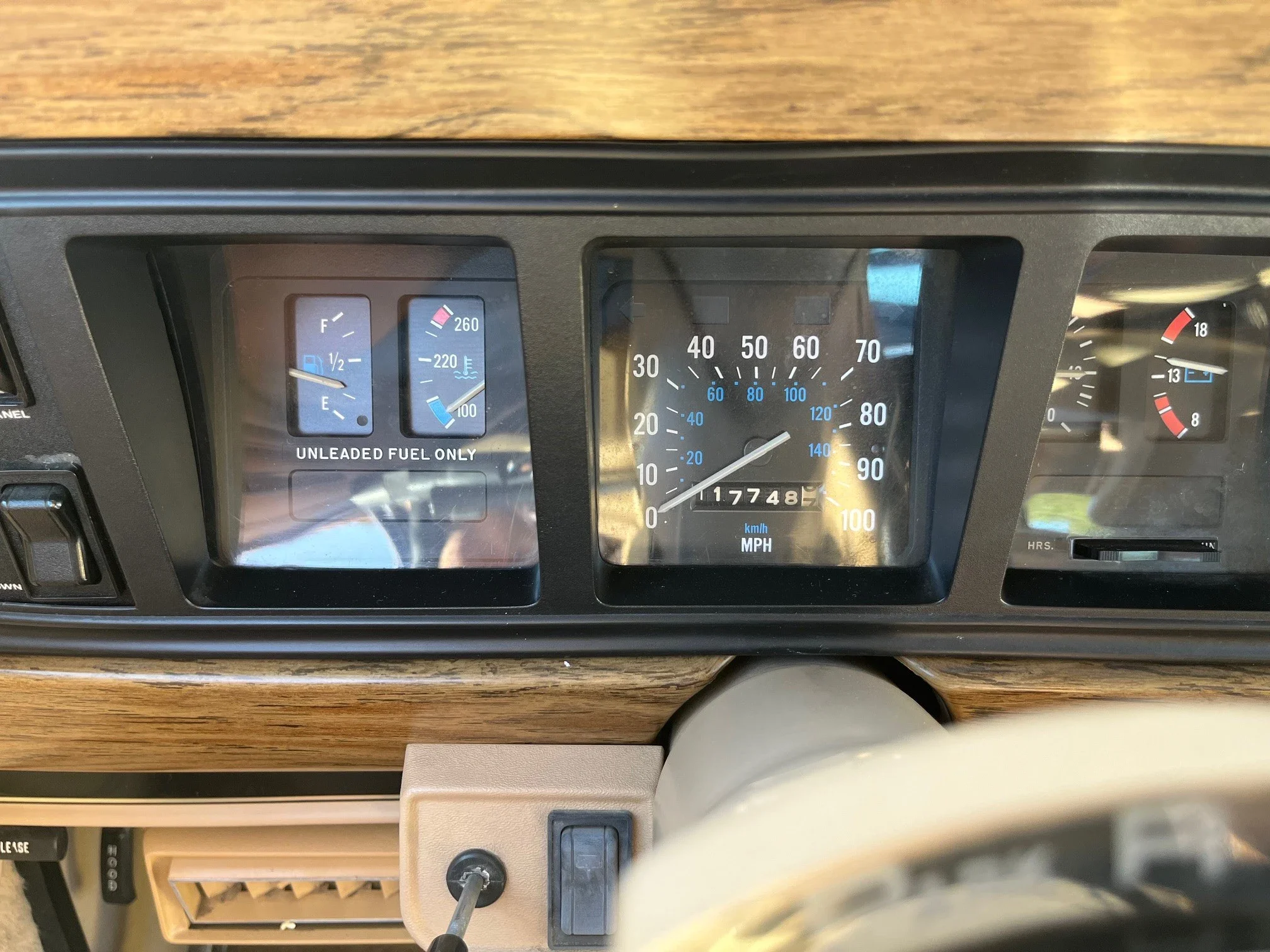 Jeep-Grand-wagoneer-1991-Black-Tan-2