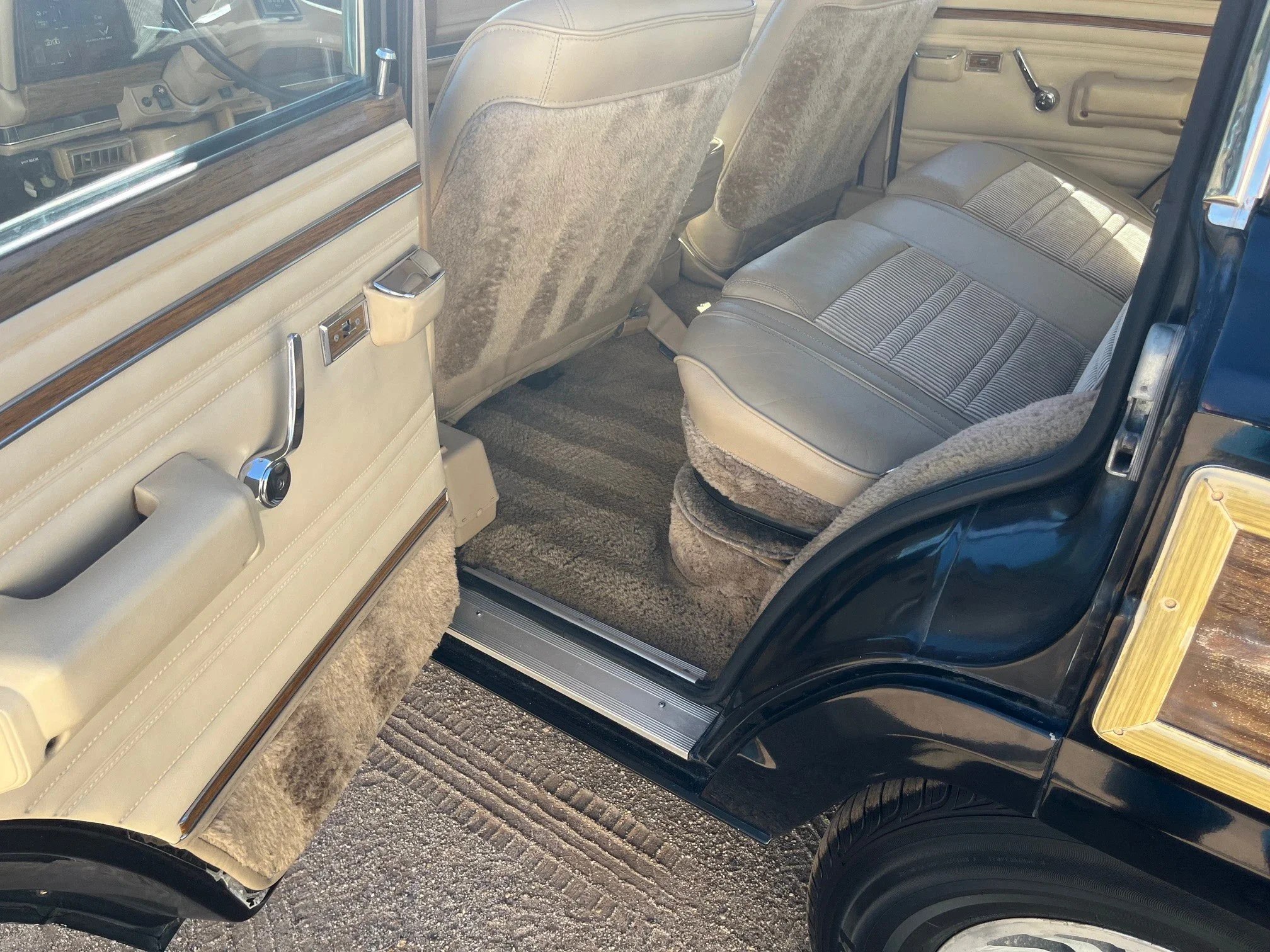 Jeep-Grand-wagoneer-1991-Black-Tan-3