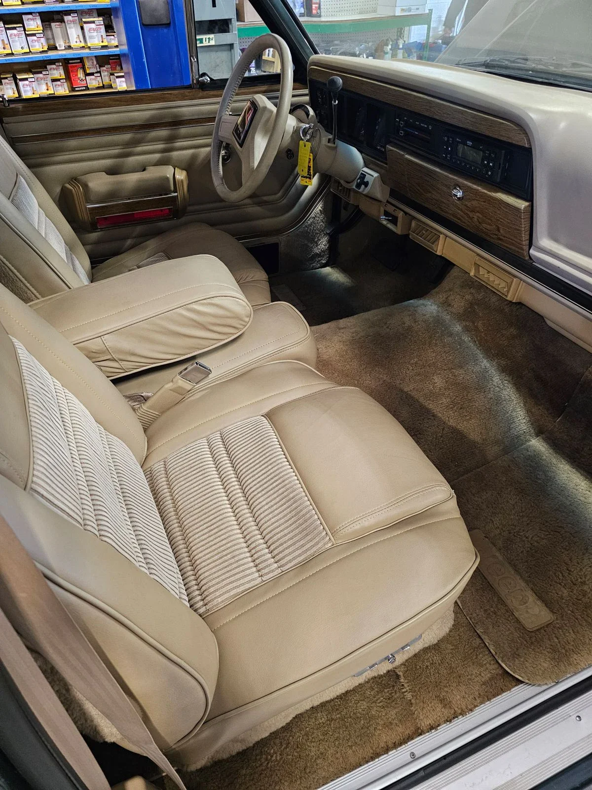 Jeep-Grand-wagoneer-1991-Green-Tan-2