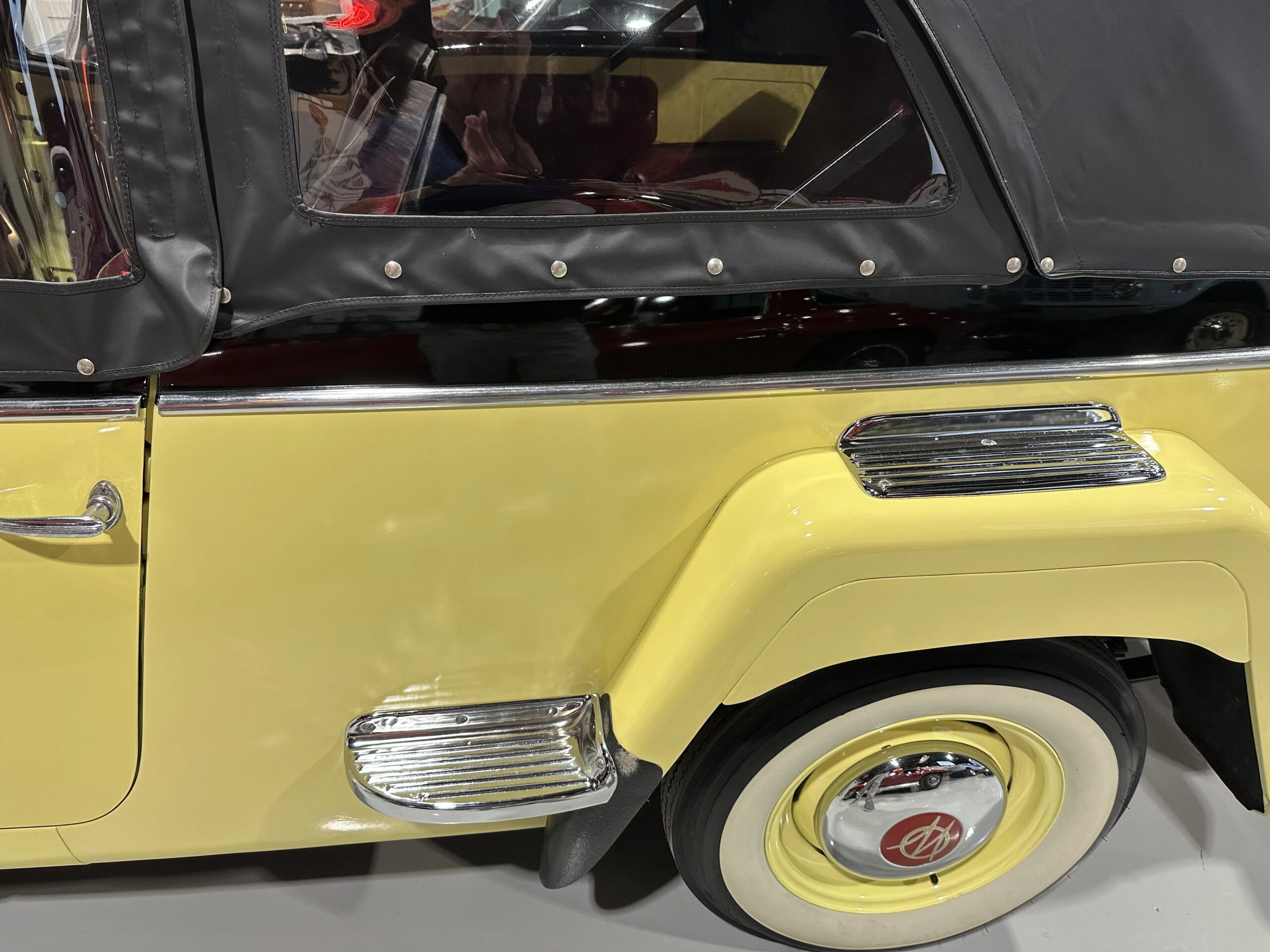 Jeep-Jeepster-1949-Yellow-Black-1