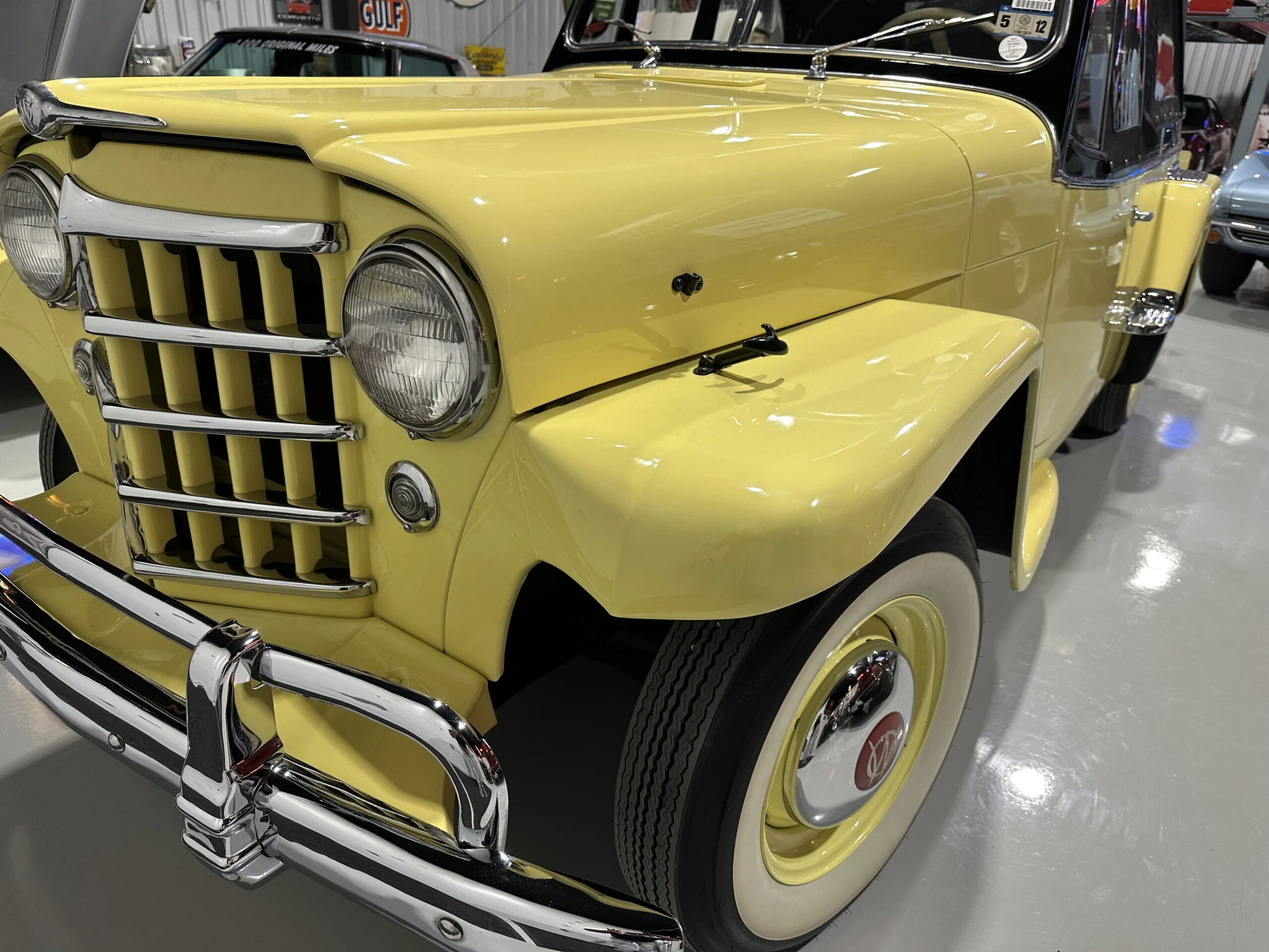 Jeep-Jeepster-1949-Yellow-Black-11