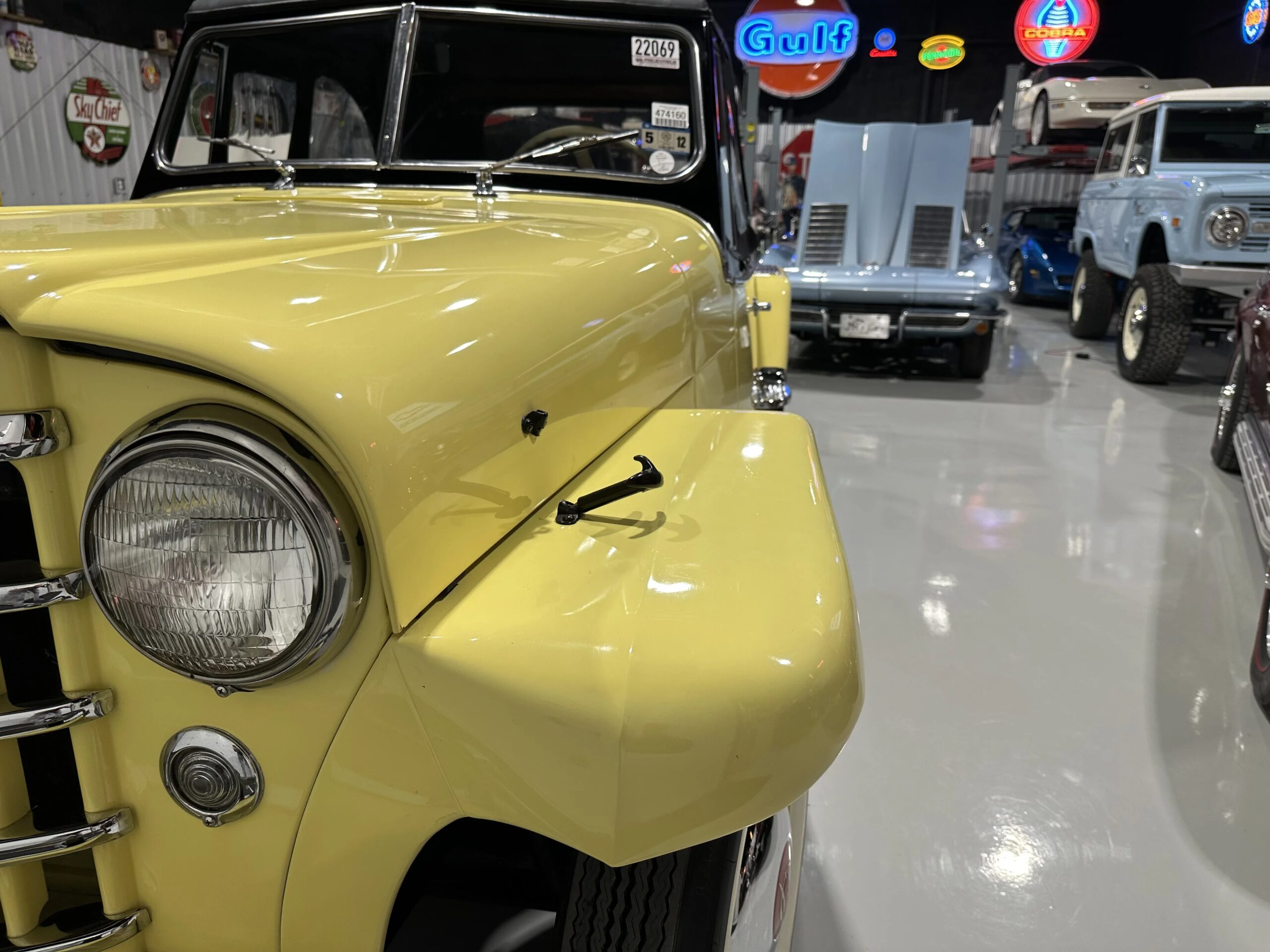 Jeep-Jeepster-1949-Yellow-Black-12