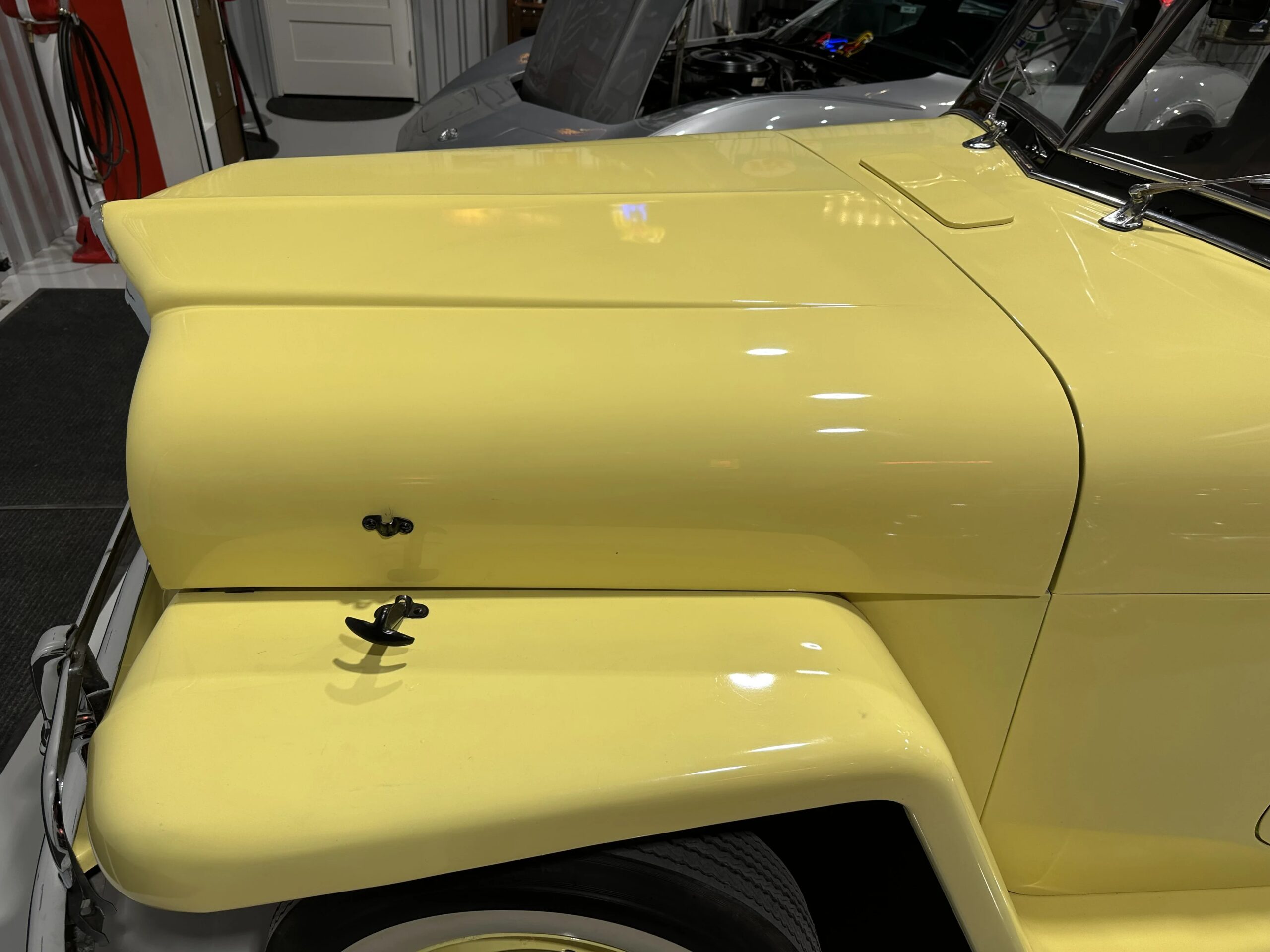 Jeep-Jeepster-1949-Yellow-Black-13