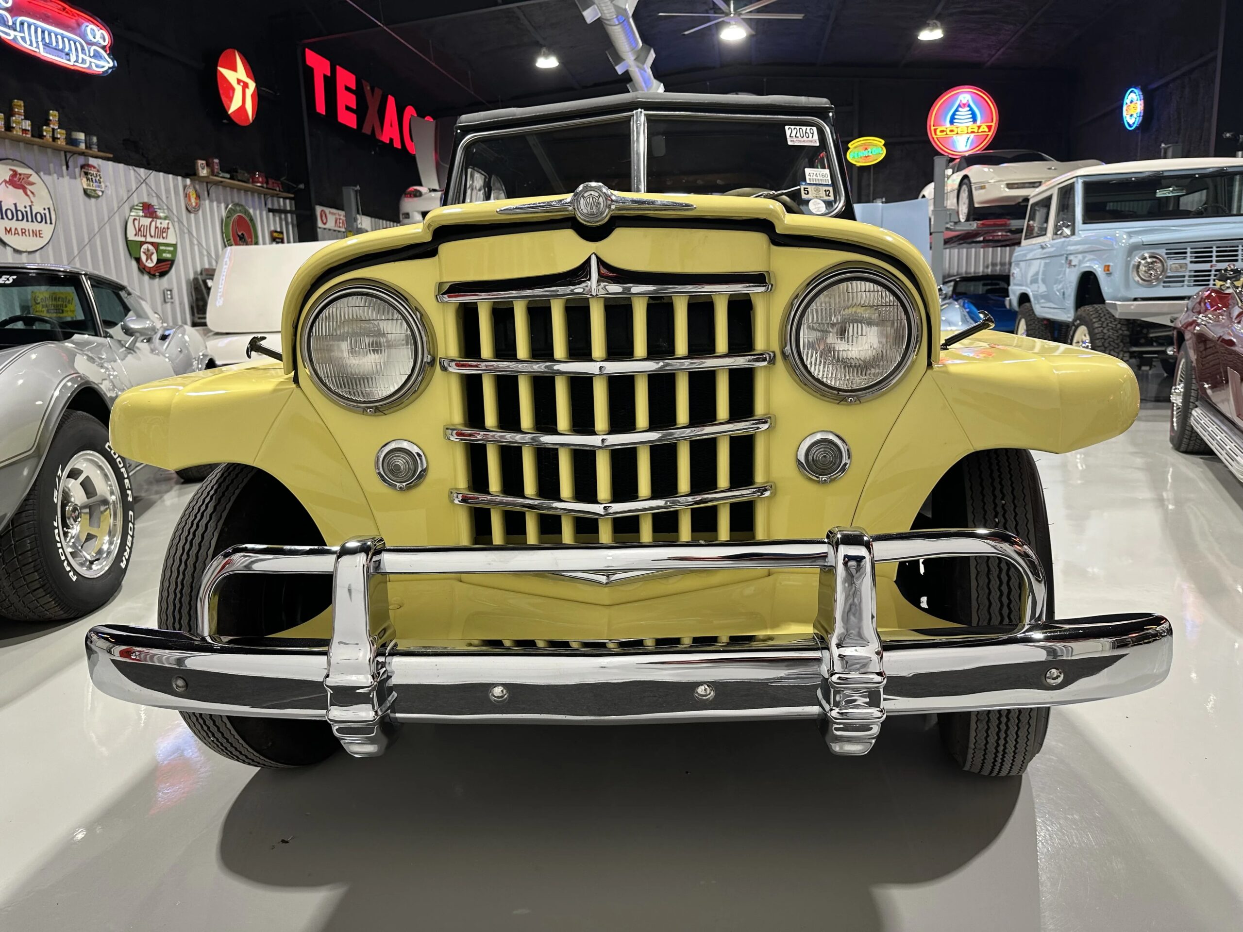 Jeep-Jeepster-1949-Yellow-Black-14