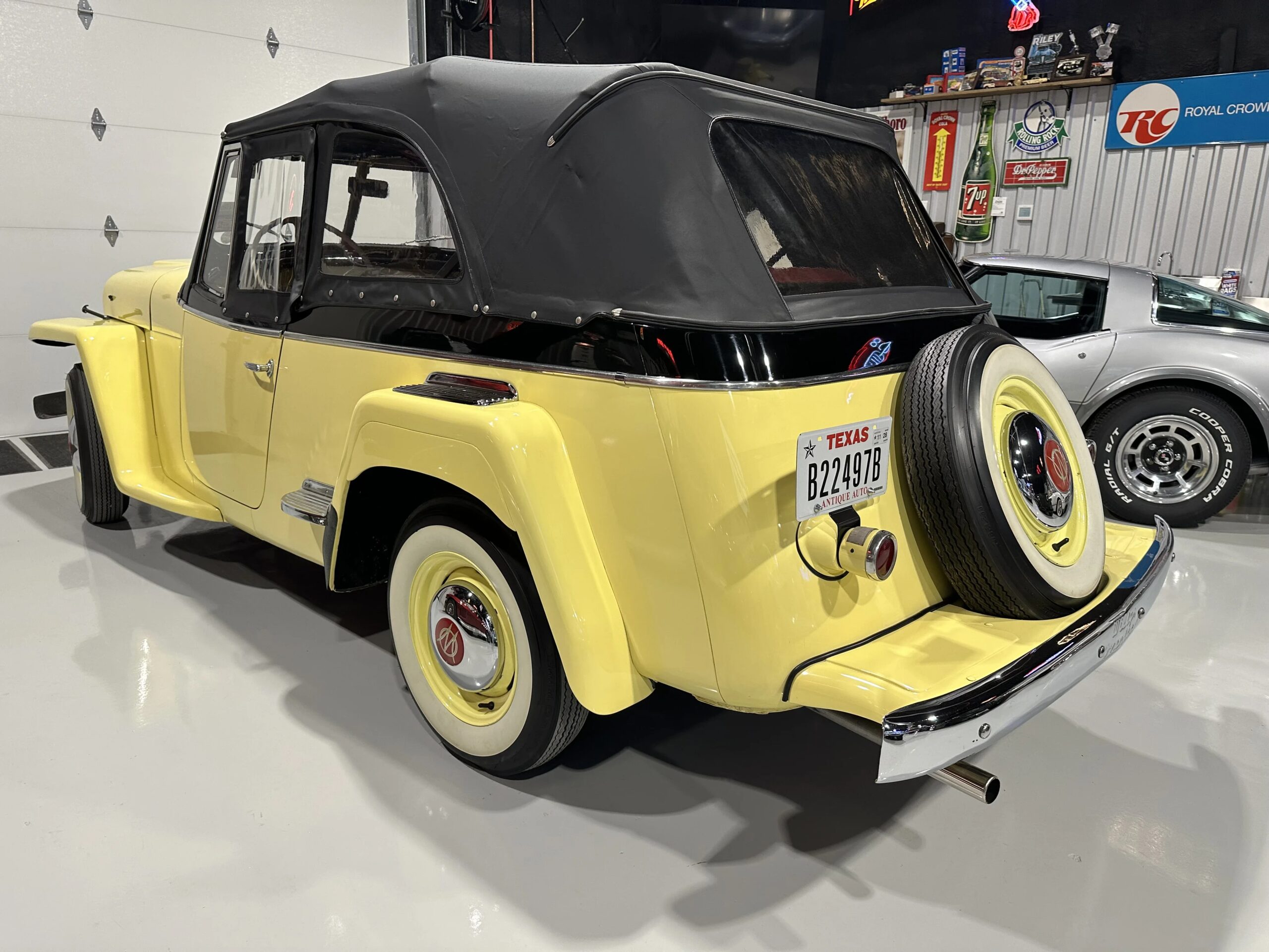 Jeep-Jeepster-1949-Yellow-Black-15