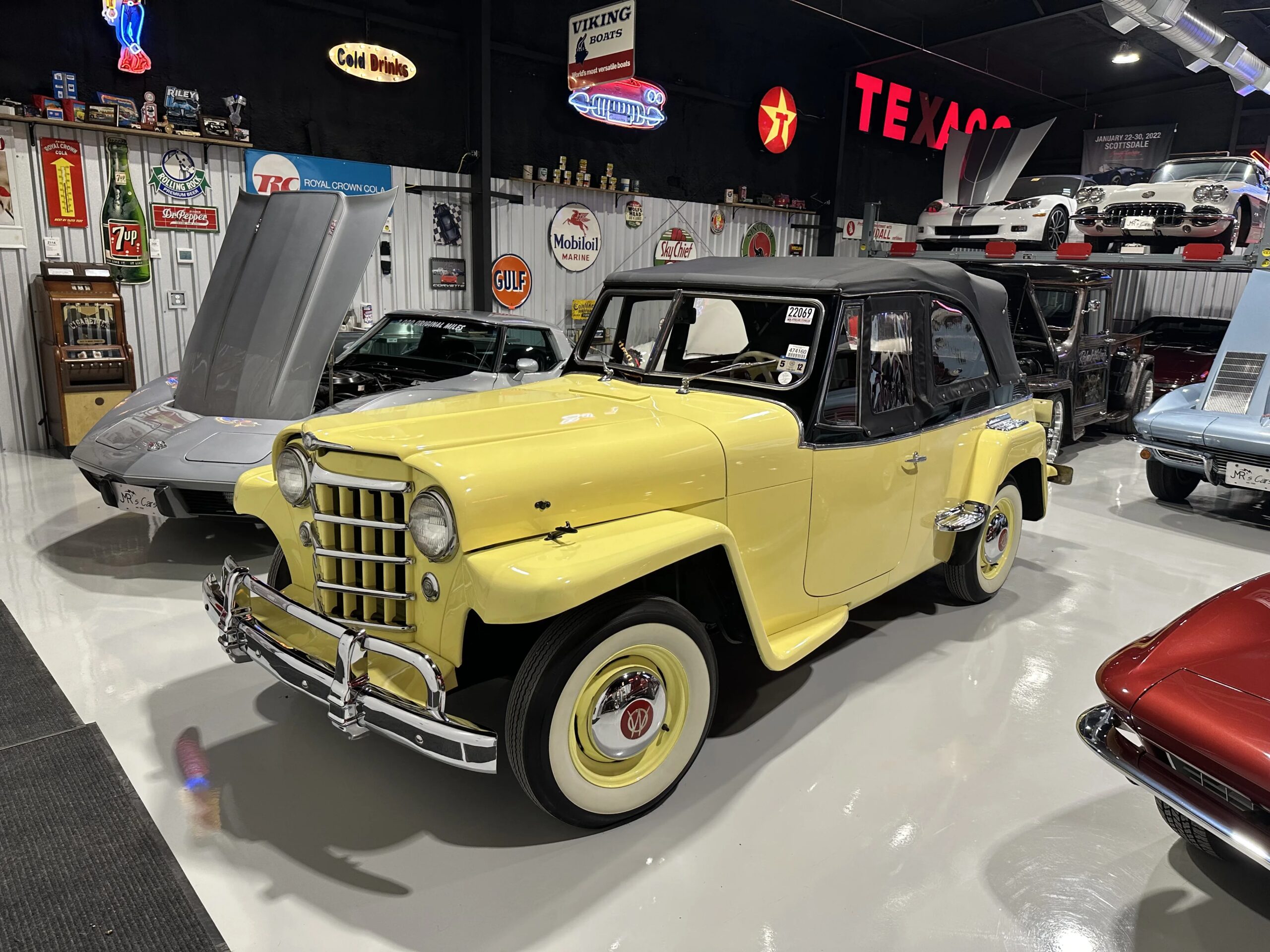 Jeep-Jeepster-1949-Yellow-Black-17