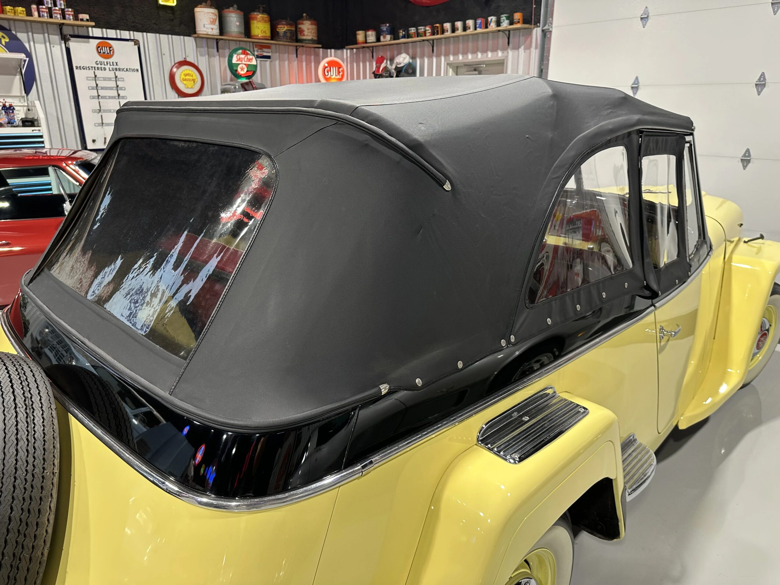 Jeep-Jeepster-1949-Yellow-Black-2