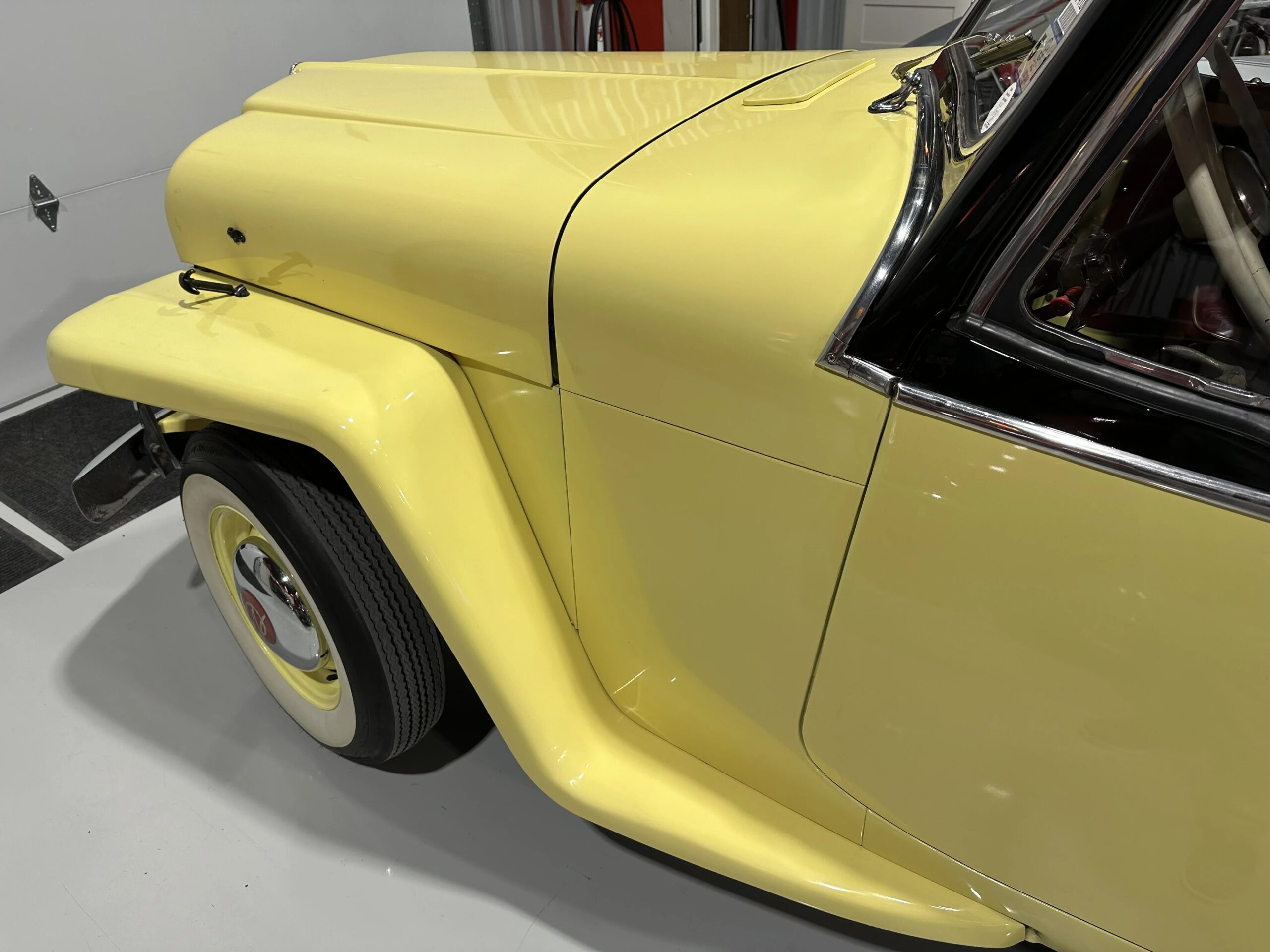 Jeep-Jeepster-1949-Yellow-Black-21