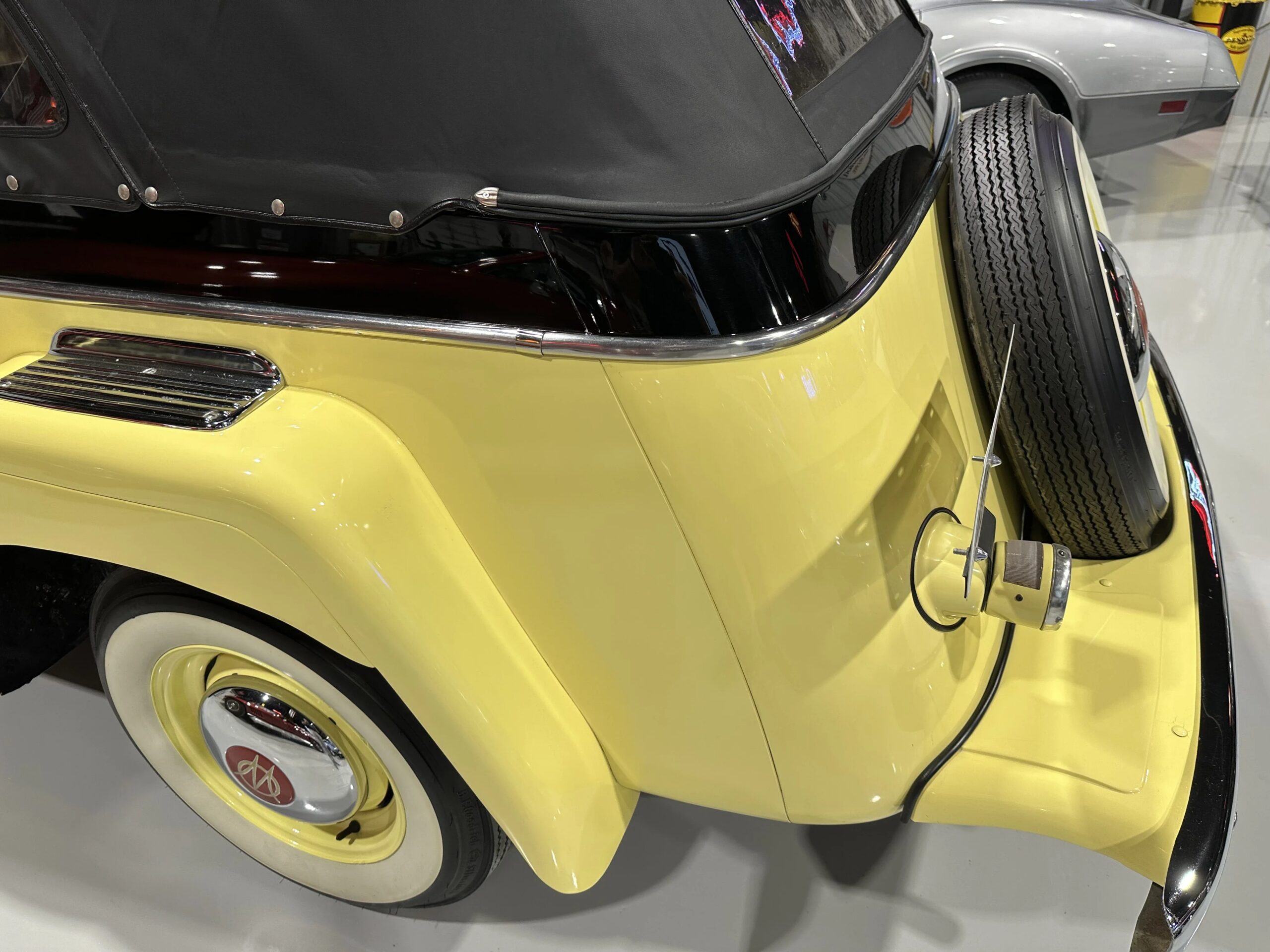 Jeep-Jeepster-1949-Yellow-Black-22