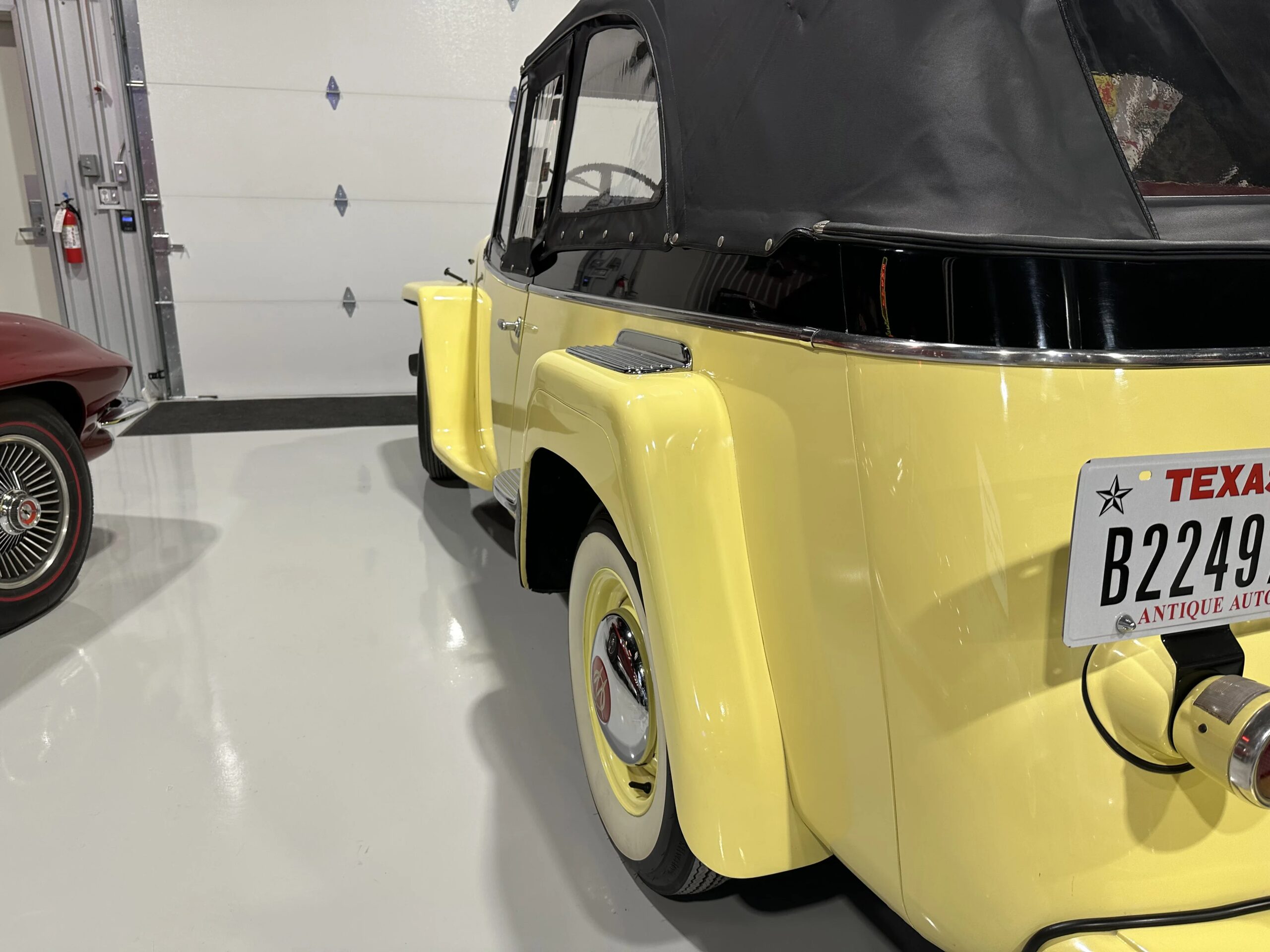 Jeep-Jeepster-1949-Yellow-Black-23